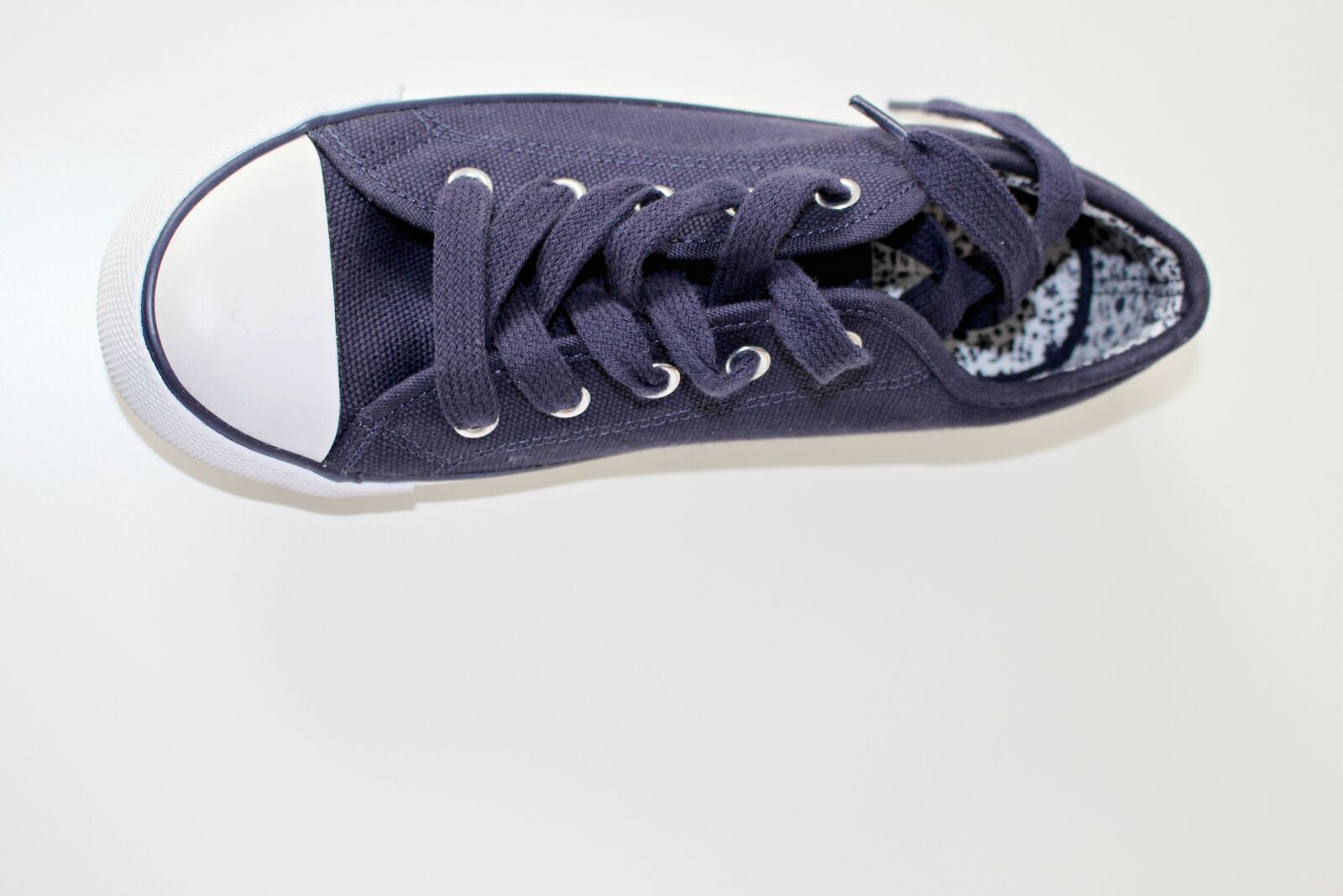 Canon EOS 700D (EOS Rebel T5i / EOS Kiss X7i) sample photo. Shoe, sport shoe, sneakers photography