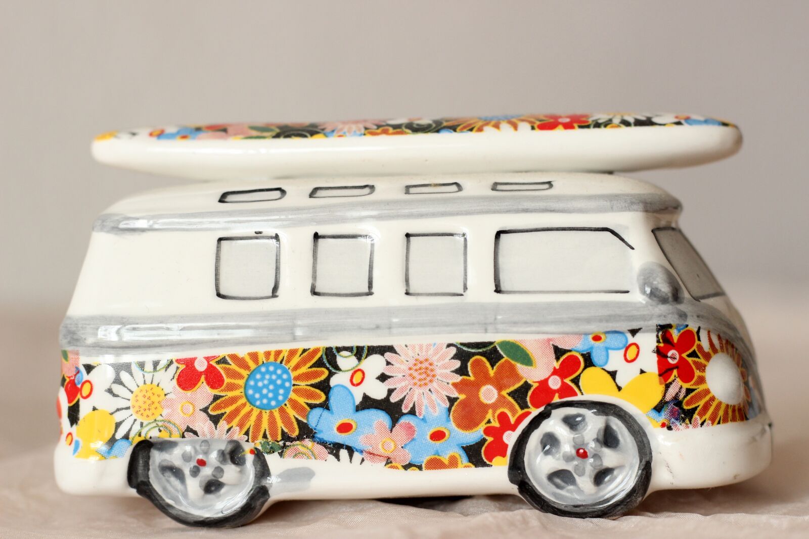 Canon EOS 600D (Rebel EOS T3i / EOS Kiss X5) + Canon EF 50mm F1.8 STM sample photo. Vw bus, deco, ceramic photography