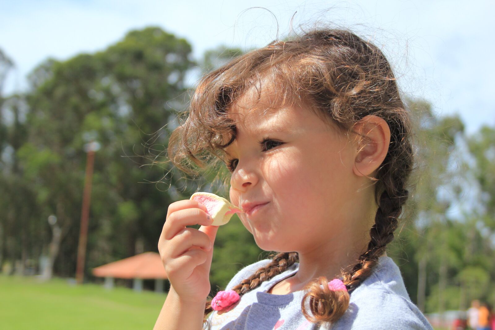 Canon EOS 550D (EOS Rebel T2i / EOS Kiss X4) sample photo. Girl, cute, eating photography