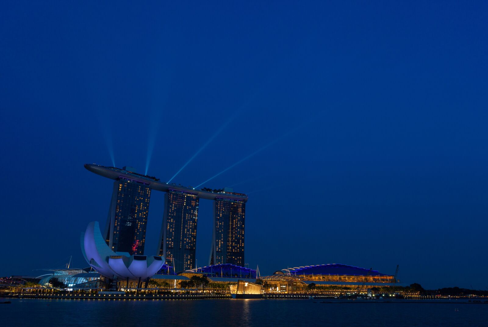 Canon EOS 5D Mark II + Canon EF 17-40mm F4L USM sample photo. Singapoore, city, night photography