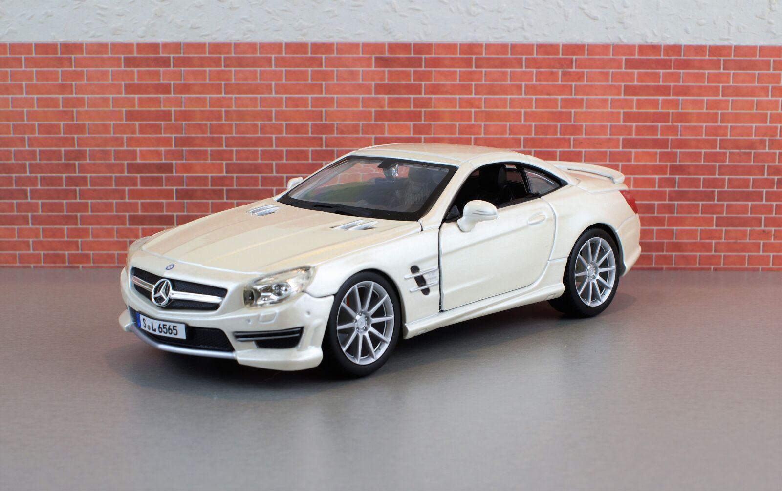 Sony DT 18-70mm F3.5-5.6 sample photo. Model car, auto, mercedes photography