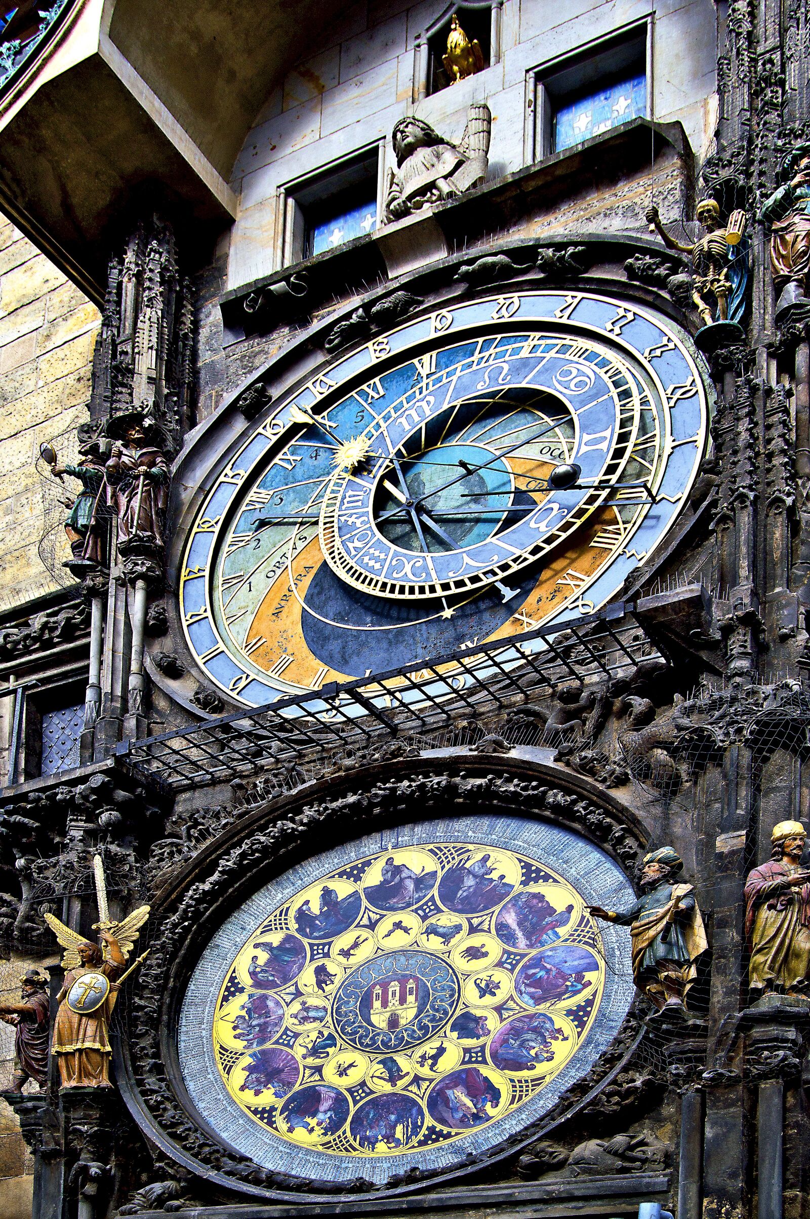 Nikon D3200 sample photo. Clock, clock shield, external photography