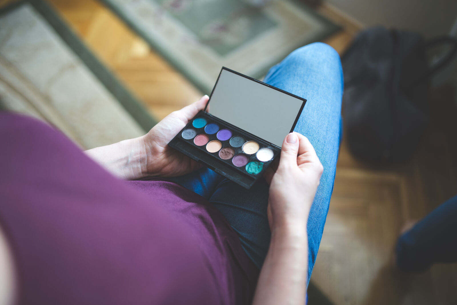 Canon EOS 6D + Sigma 35mm F1.4 DG HSM Art sample photo. Woman, holding, the, box photography
