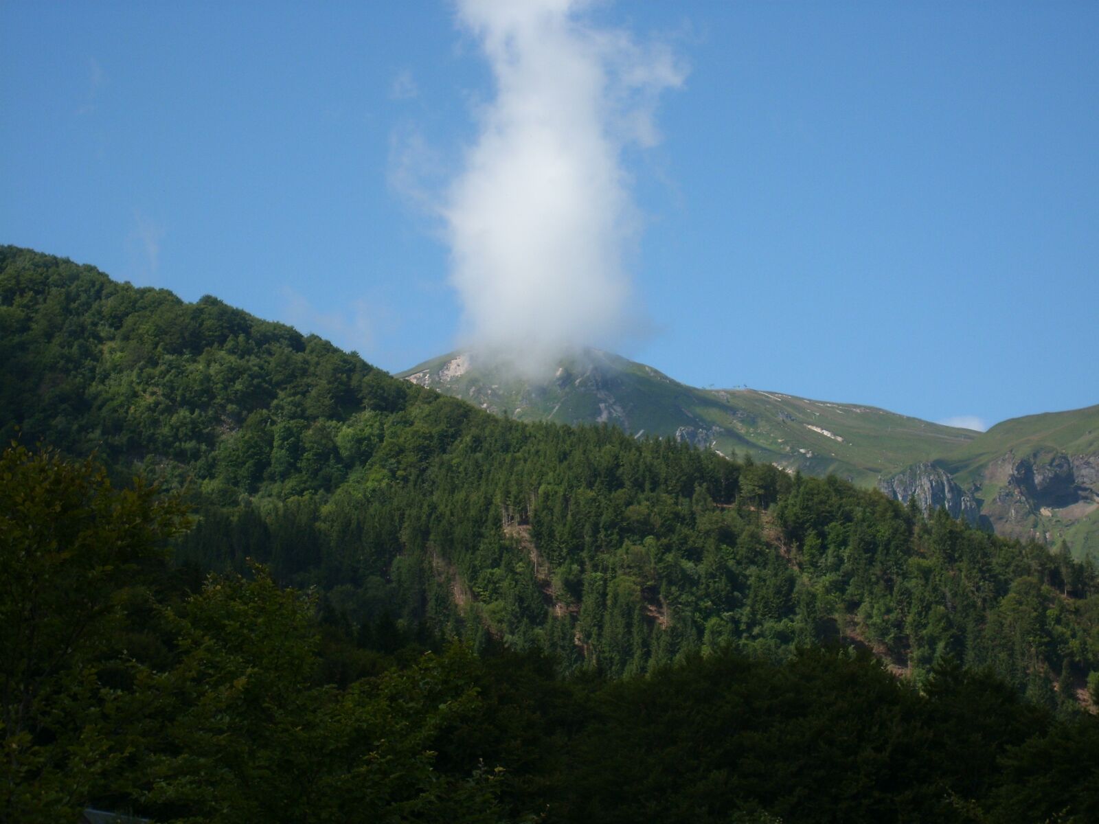 Samsung L700 sample photo. Cloud, threat, mountains photography