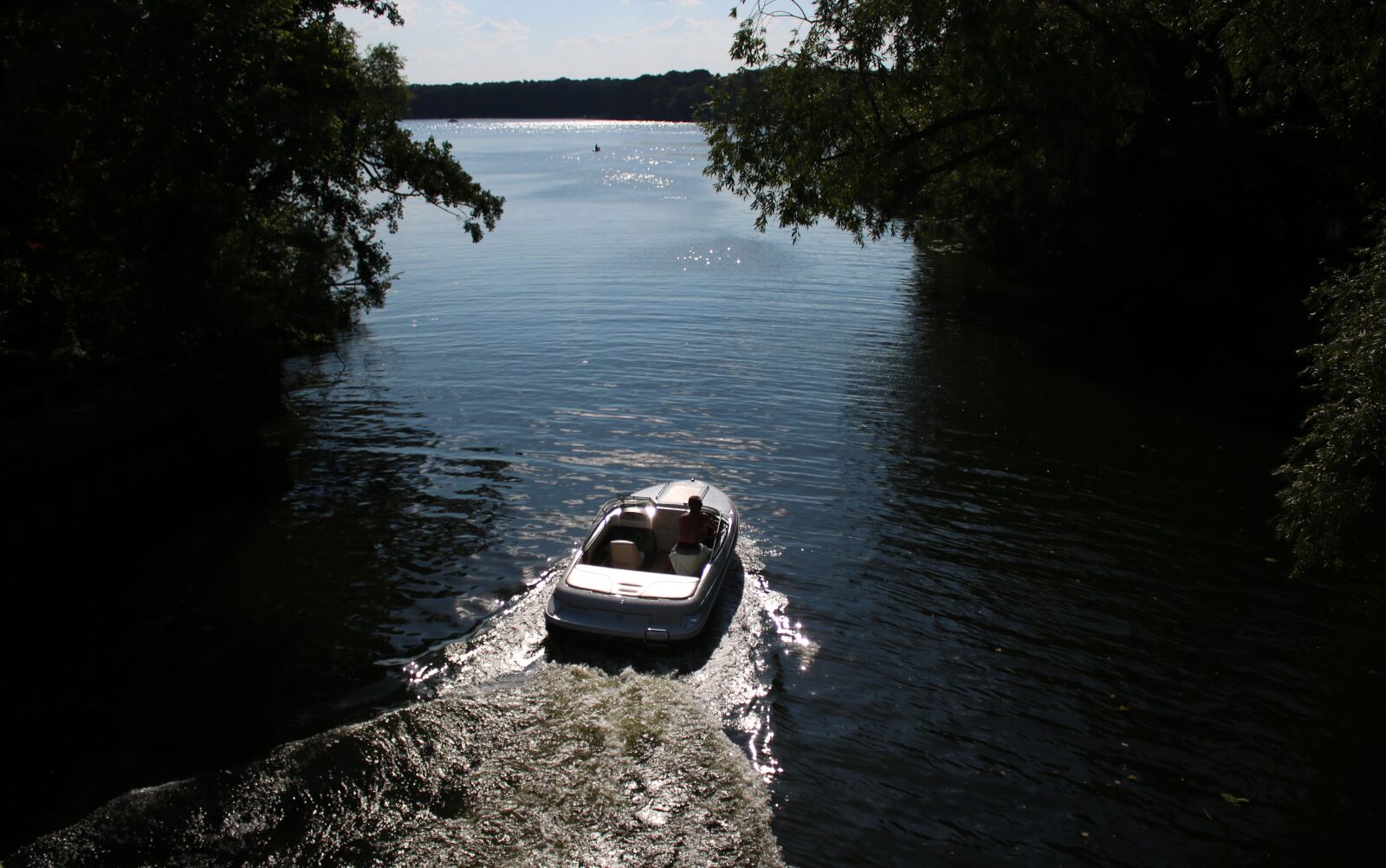 Canon EOS 750D (EOS Rebel T6i / EOS Kiss X8i) sample photo. Water, boats, wave photography