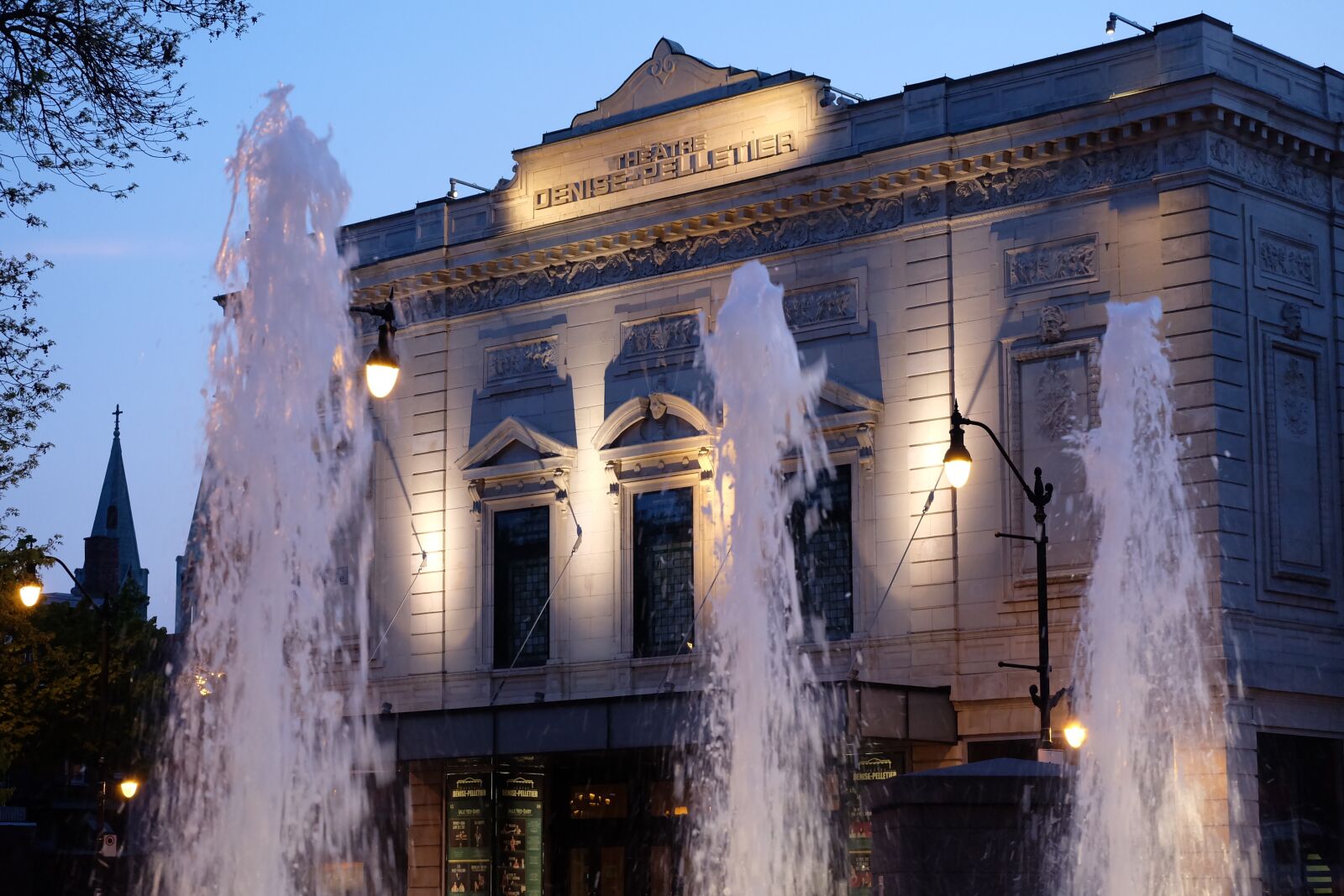 Fujifilm X-A2 sample photo. Fountain, hochelaga, montreal, theater photography