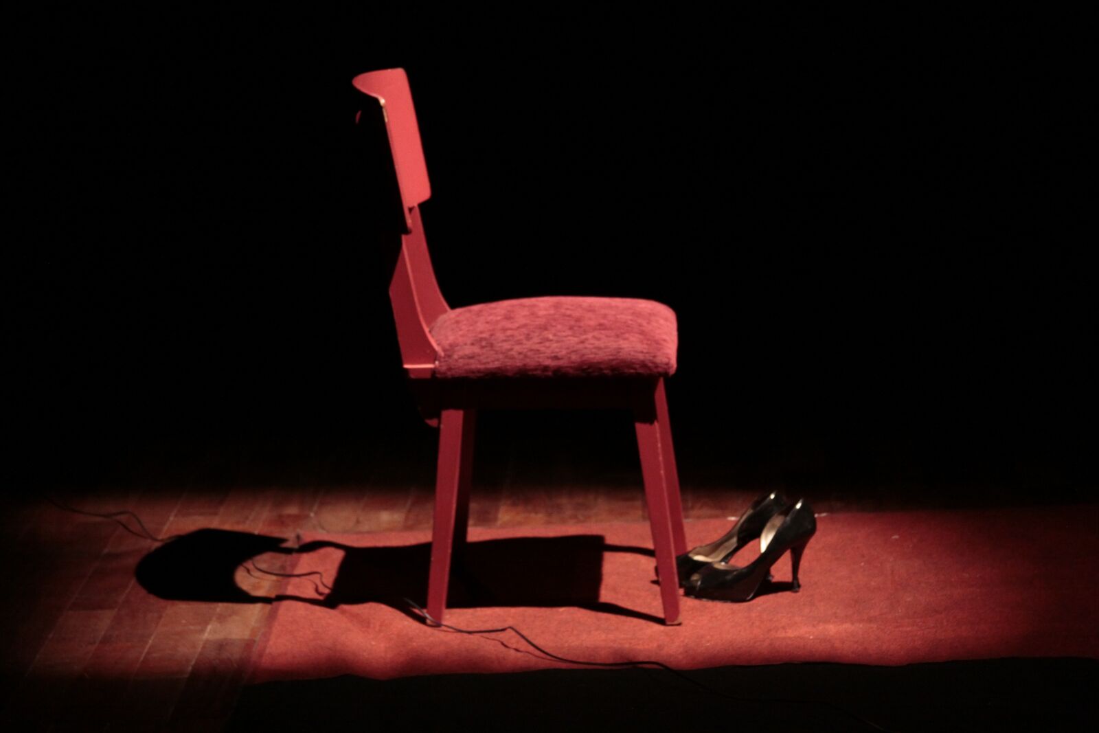 Canon EOS 50D sample photo. Chair, shoe, scenario photography
