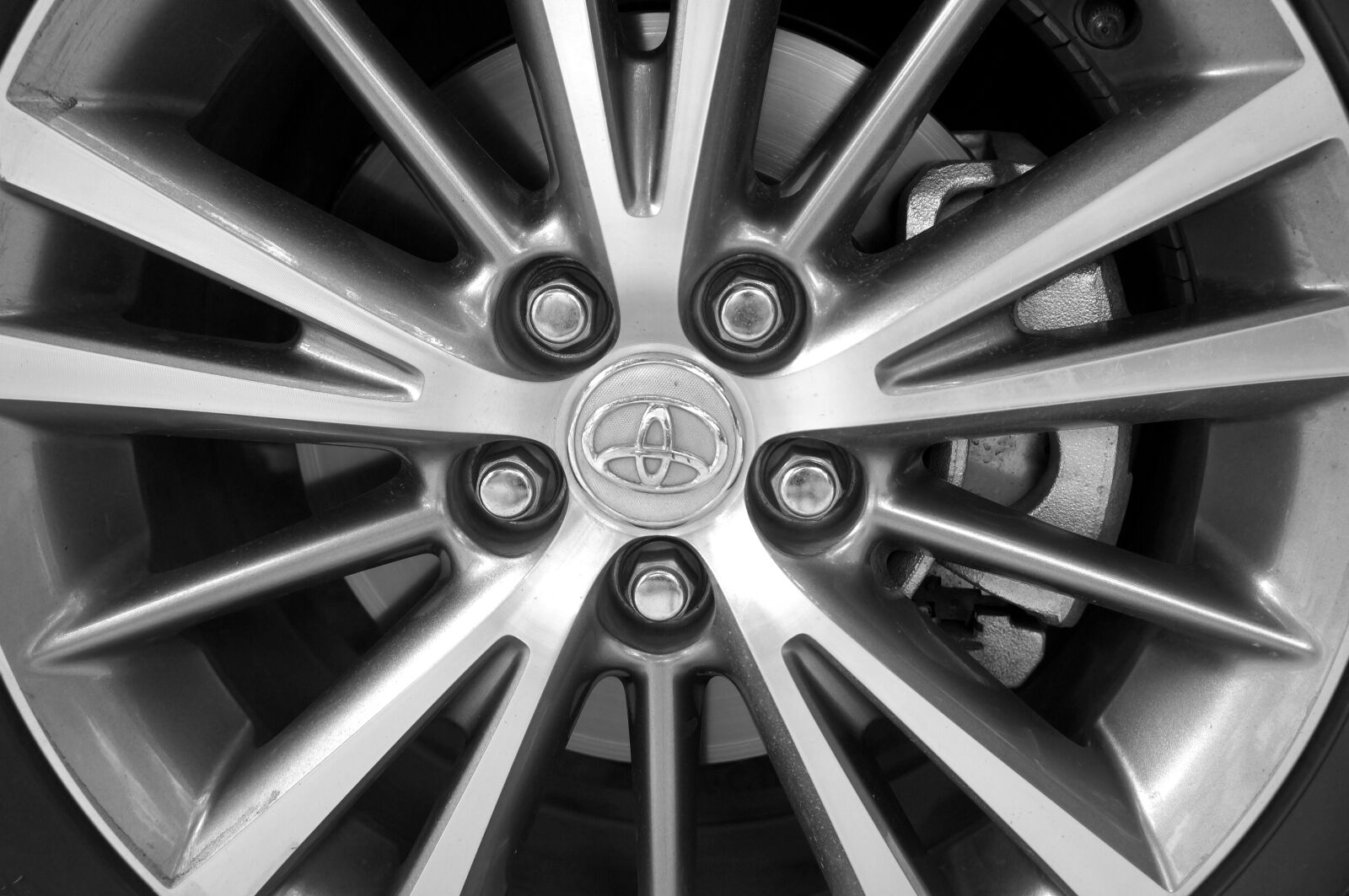 Sony Alpha NEX-F3 + Sony E 18-55mm F3.5-5.6 OSS sample photo. Mechanical, symmetry, wheel photography