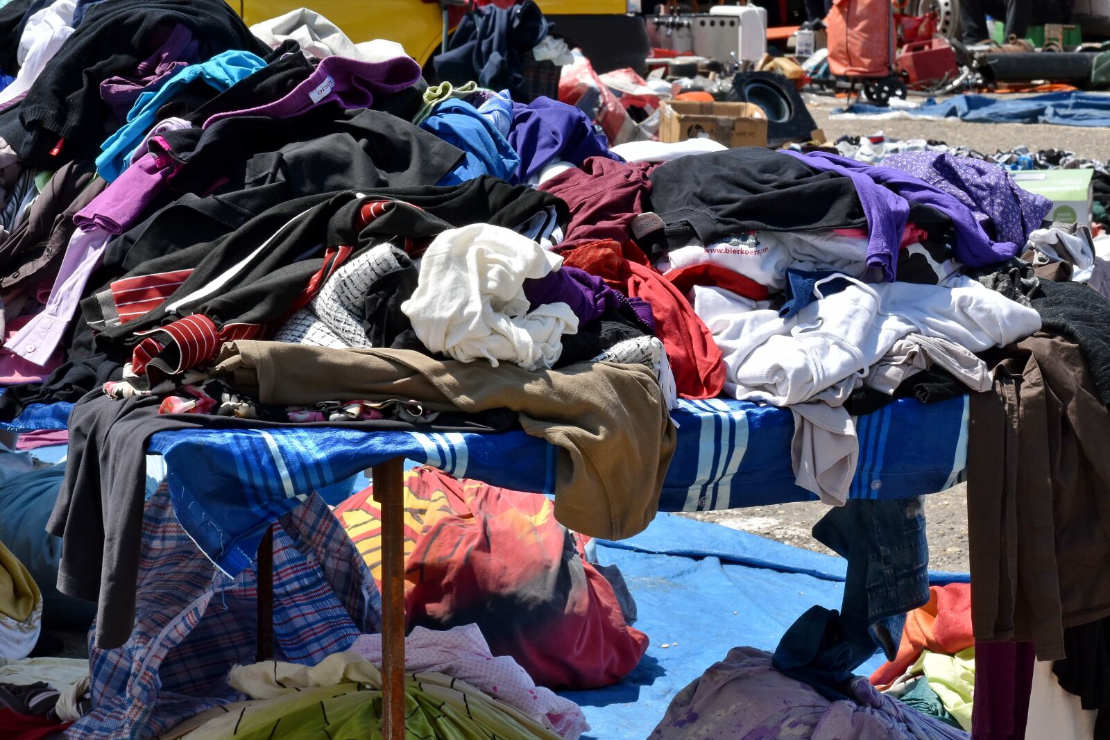 Nikon D5500 sample photo. Clothes, market, street, garbage photography