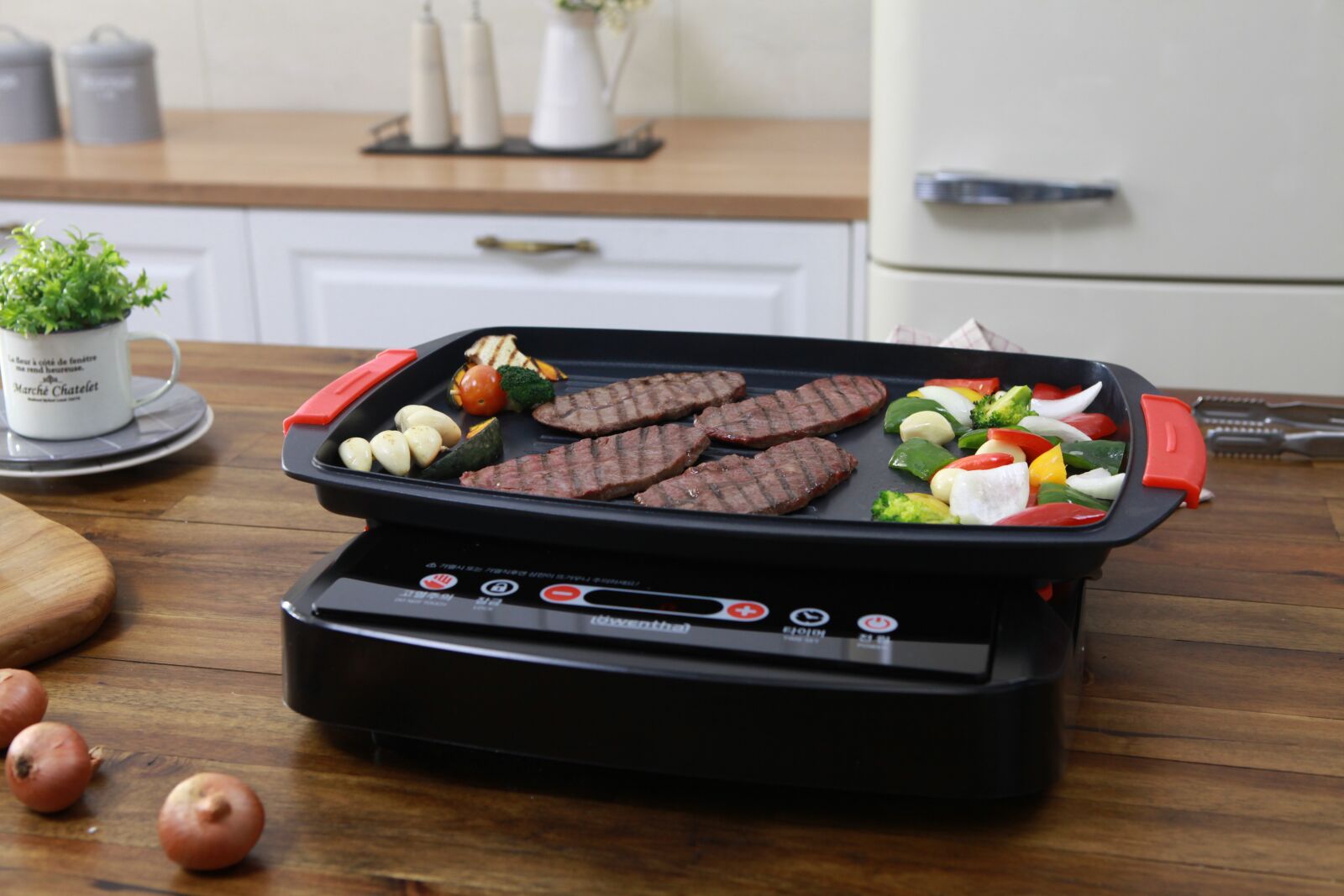 Canon EOS 5D Mark II sample photo. Grill, cooking, meat photography
