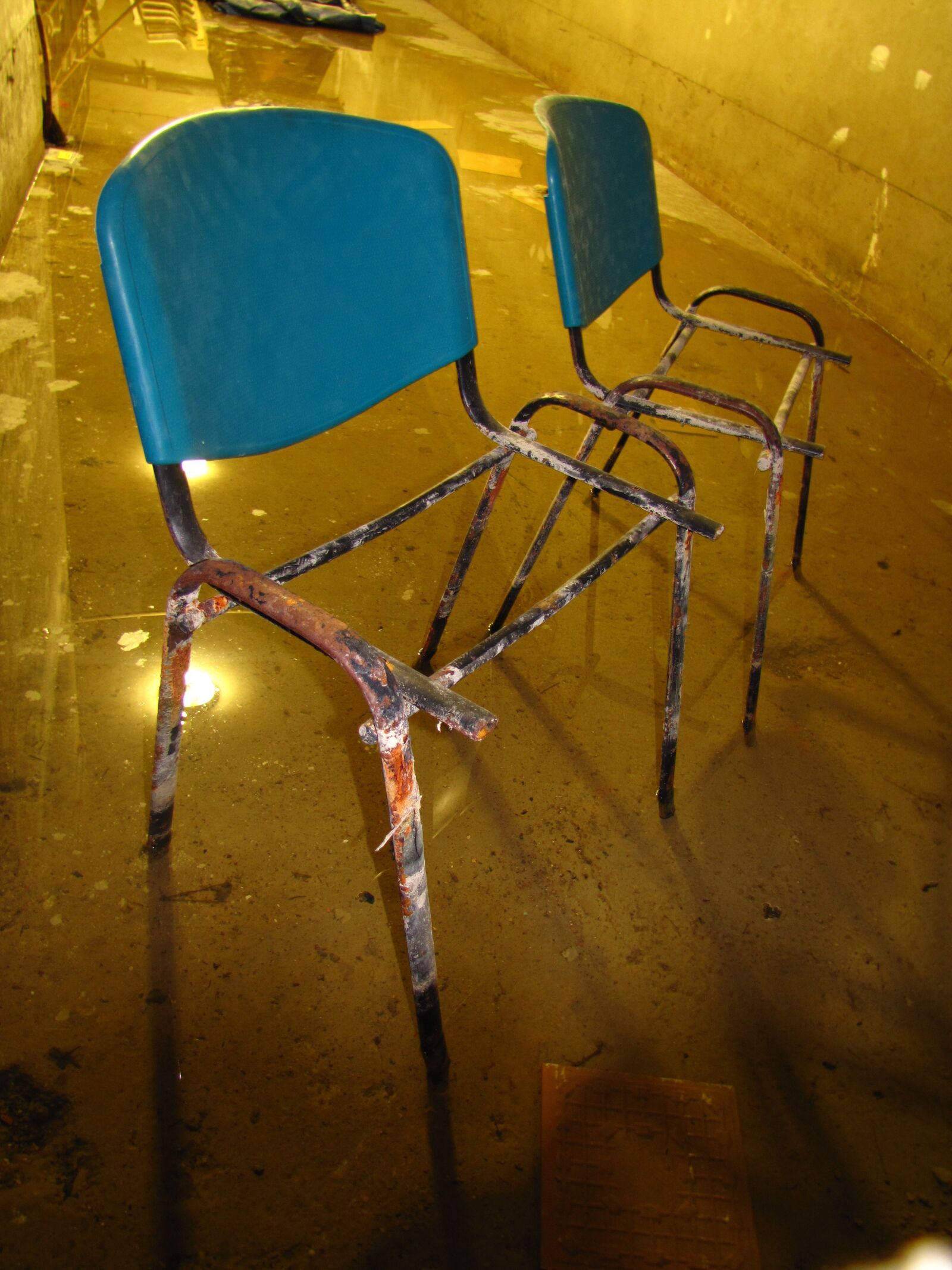 Canon PowerShot SX20 IS sample photo. Chair, cellar, water photography