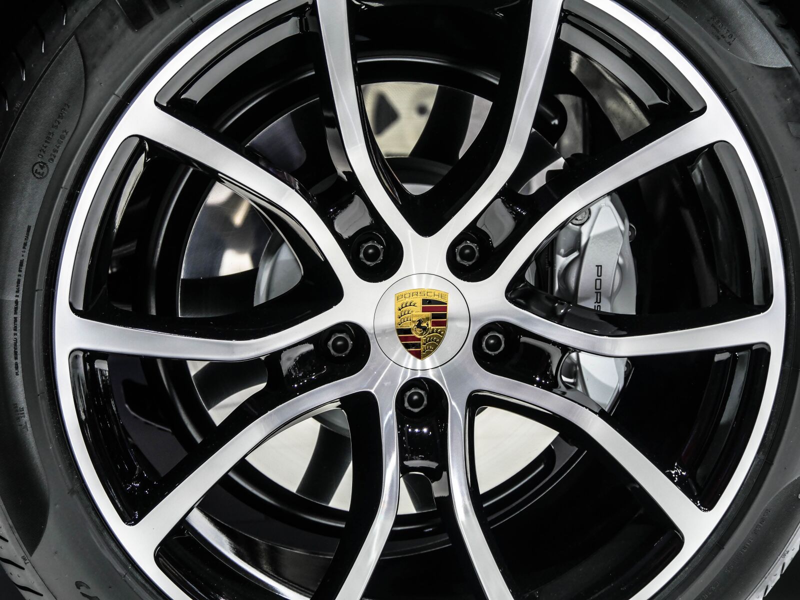 Panasonic Lumix DMC-GX8 sample photo. Wheel, rim, metal photography