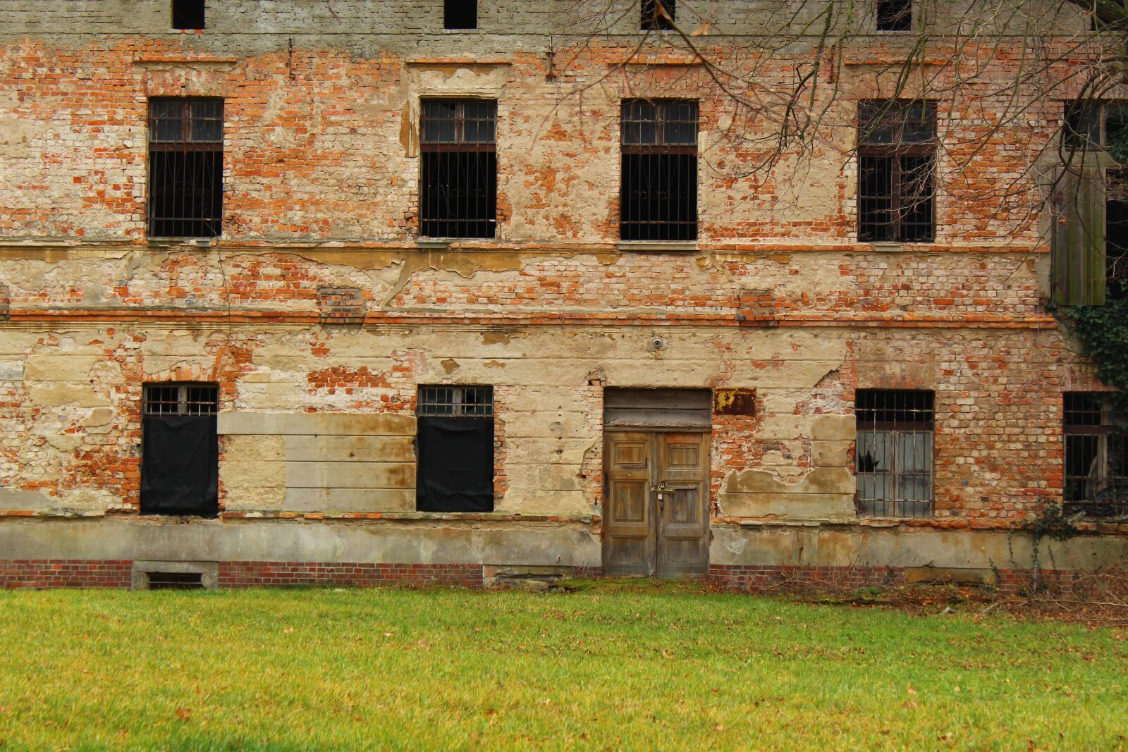 Canon EOS 4000D (EOS Rebel T100 / EOS 3000D) sample photo. Building, old, abandoned photography