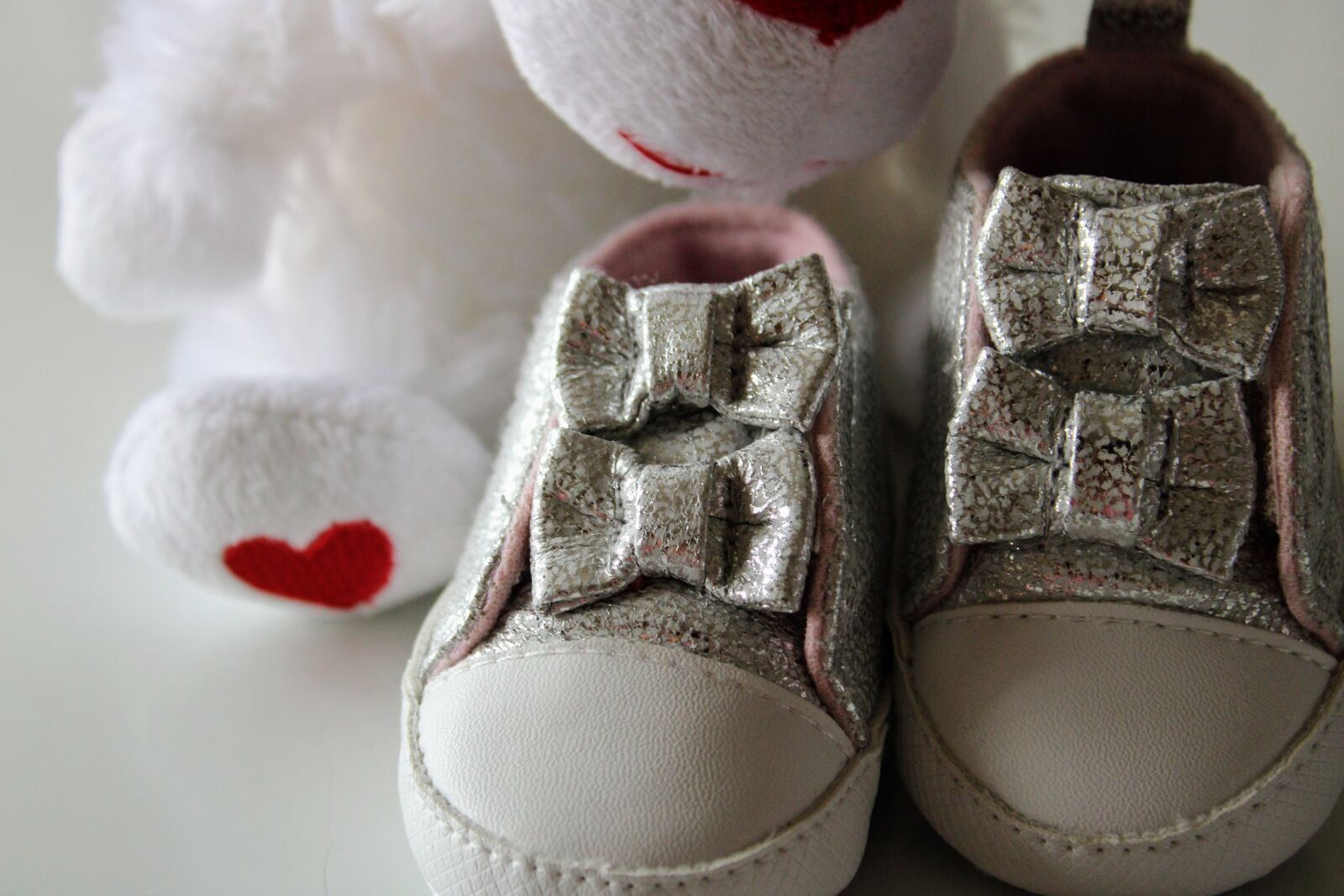 Canon EOS 2000D (EOS Rebel T7 / EOS Kiss X90 / EOS 1500D) sample photo. Baby shoes, girl, charming photography