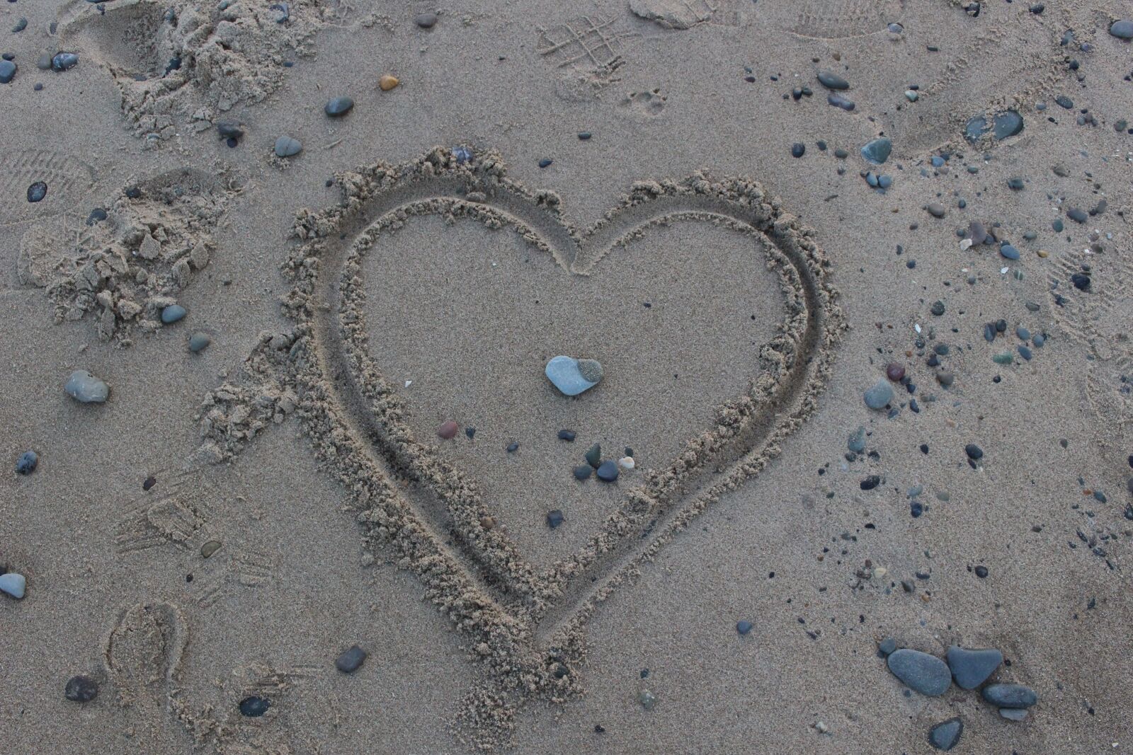 Canon EOS 100D (EOS Rebel SL1 / EOS Kiss X7) sample photo. Heart, love, stones photography