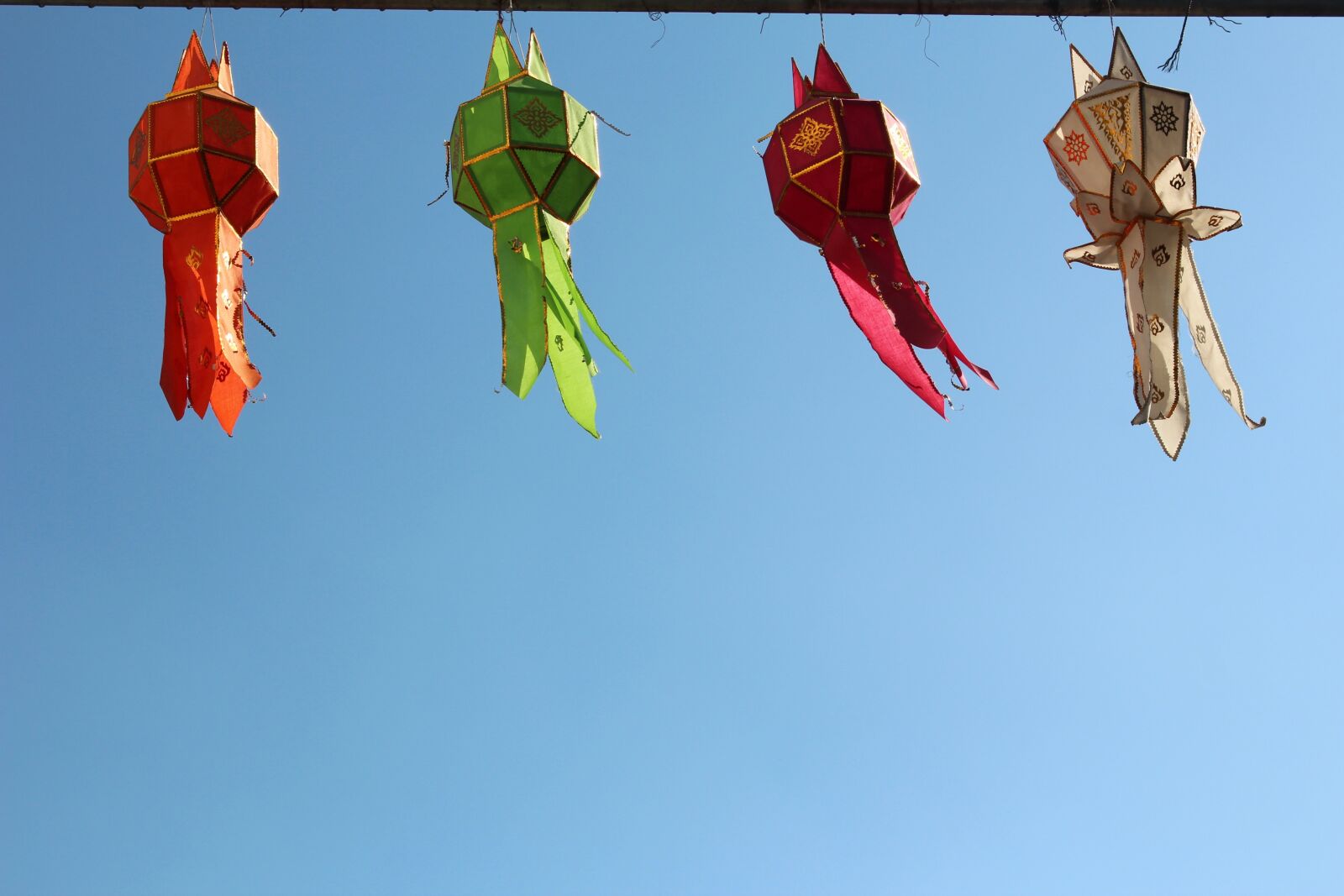 Canon EOS 600D (Rebel EOS T3i / EOS Kiss X5) sample photo. Lamps, coloured, blue sky photography