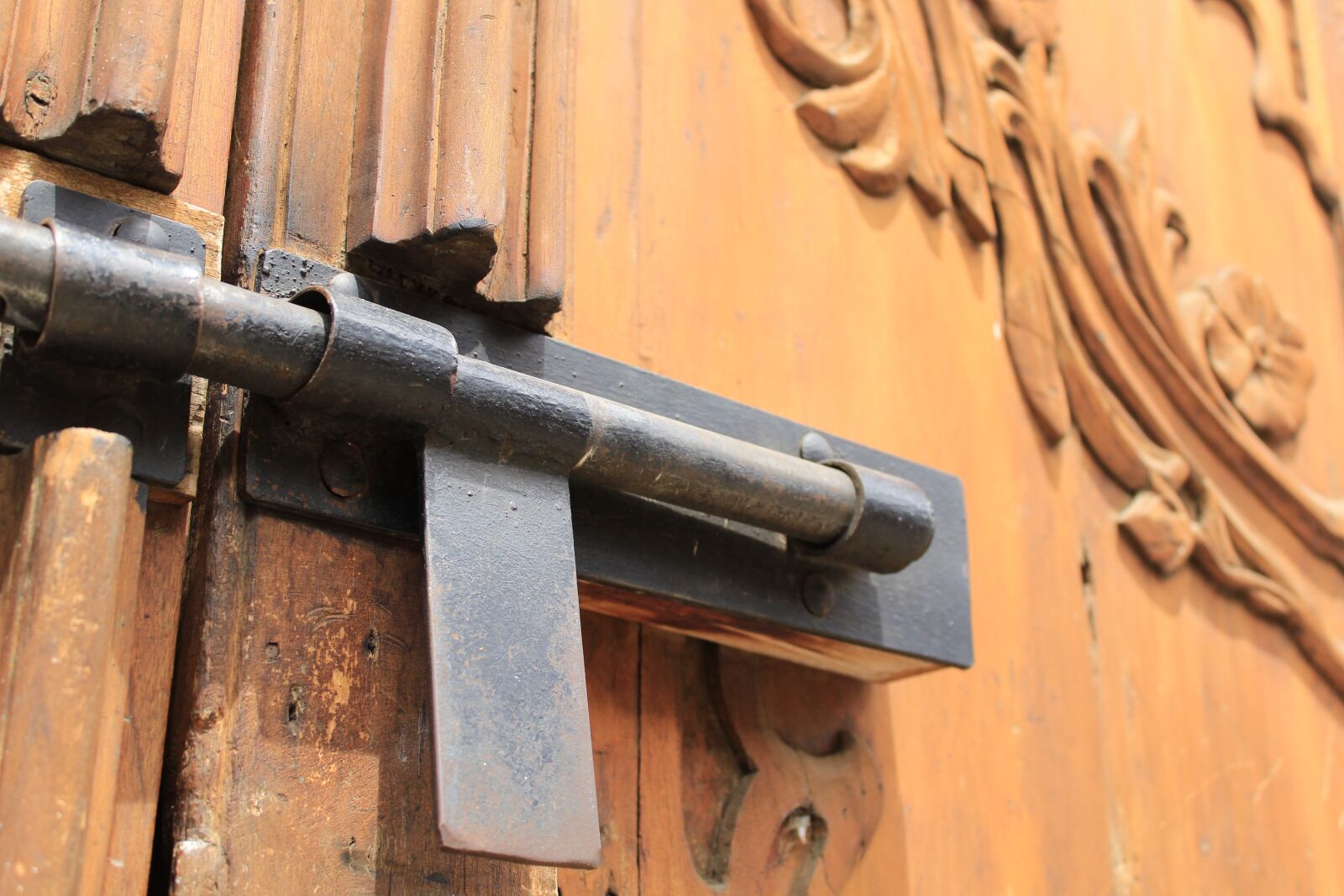 Canon EOS 1200D (EOS Rebel T5 / EOS Kiss X70 / EOS Hi) sample photo. Aldaba, bolt, door photography