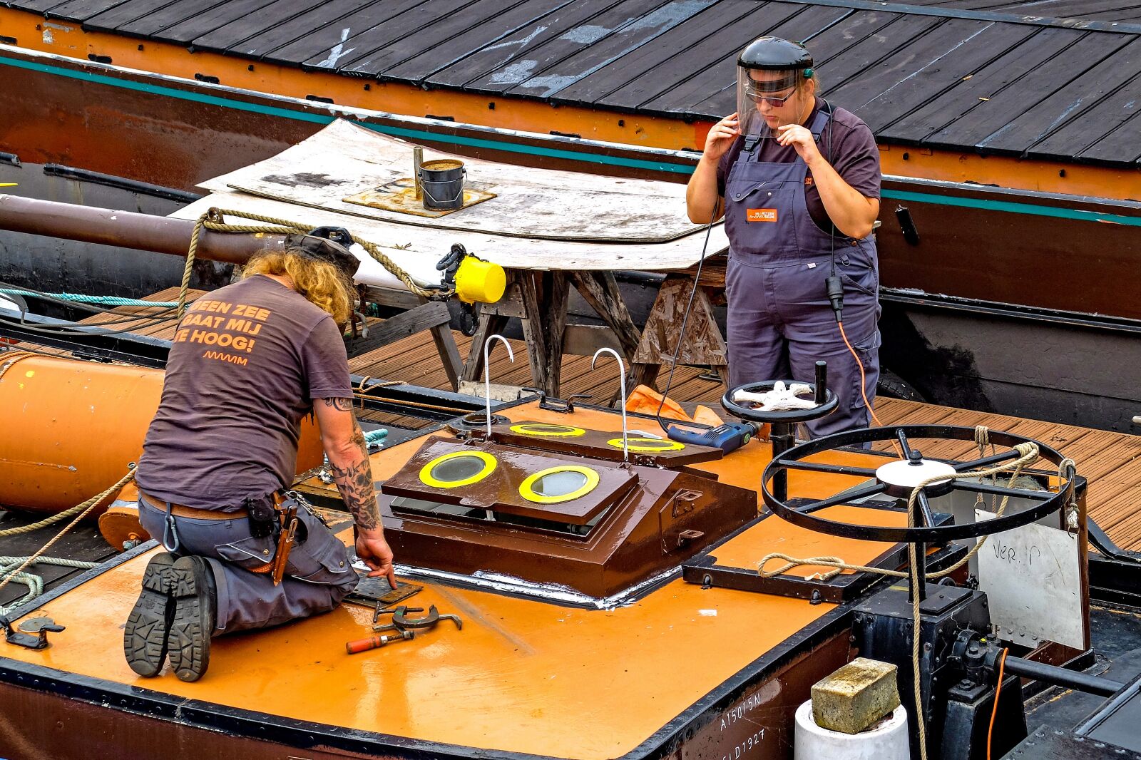 Fujifilm X30 sample photo. Workers, barge, houseboat photography