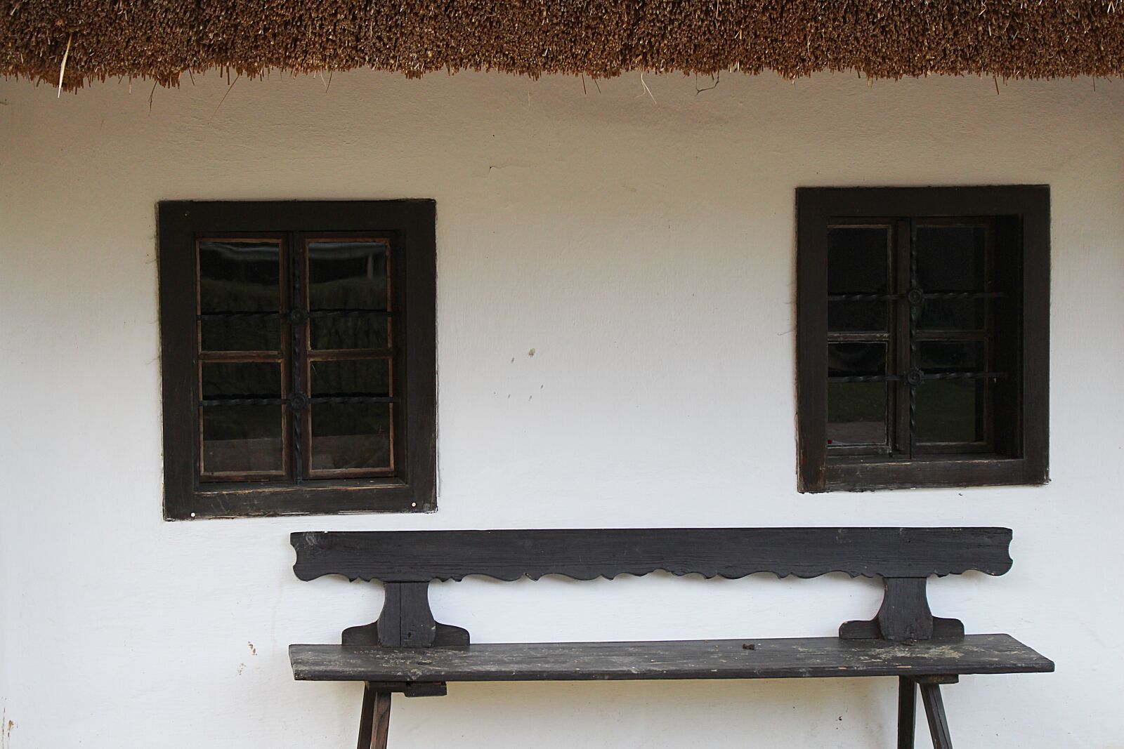 Canon EOS 100D (EOS Rebel SL1 / EOS Kiss X7) sample photo. House, bank, window photography
