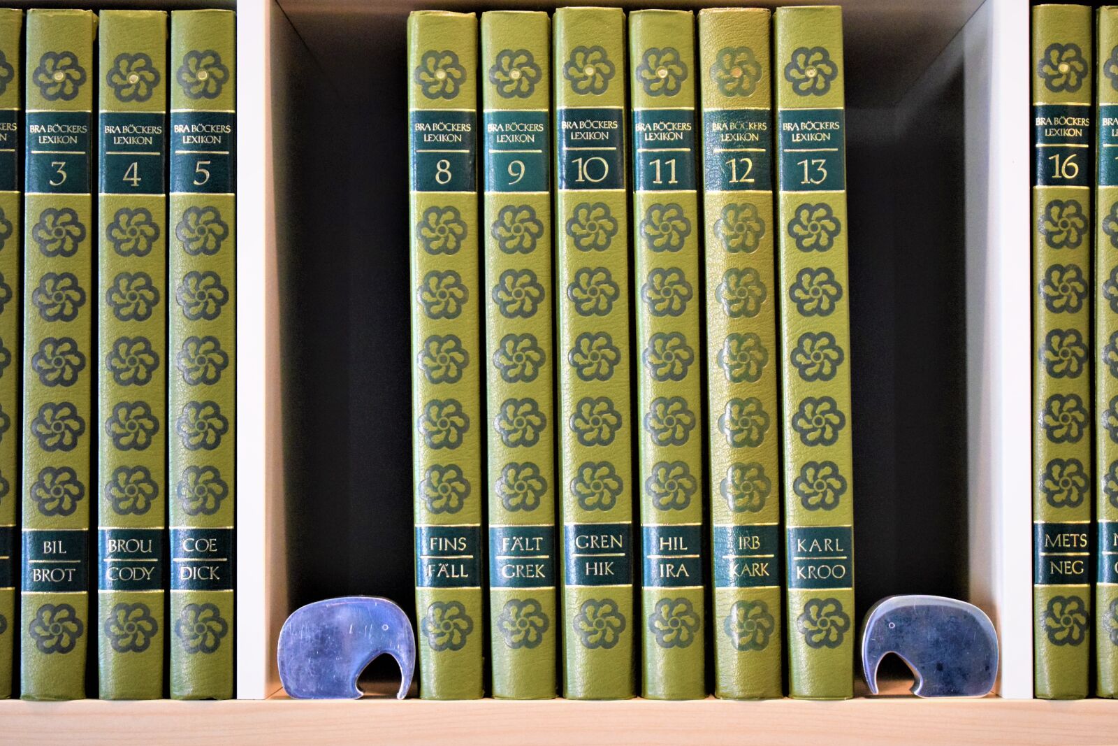 Nikon D3300 sample photo. Books, bookends, encyclopedia photography