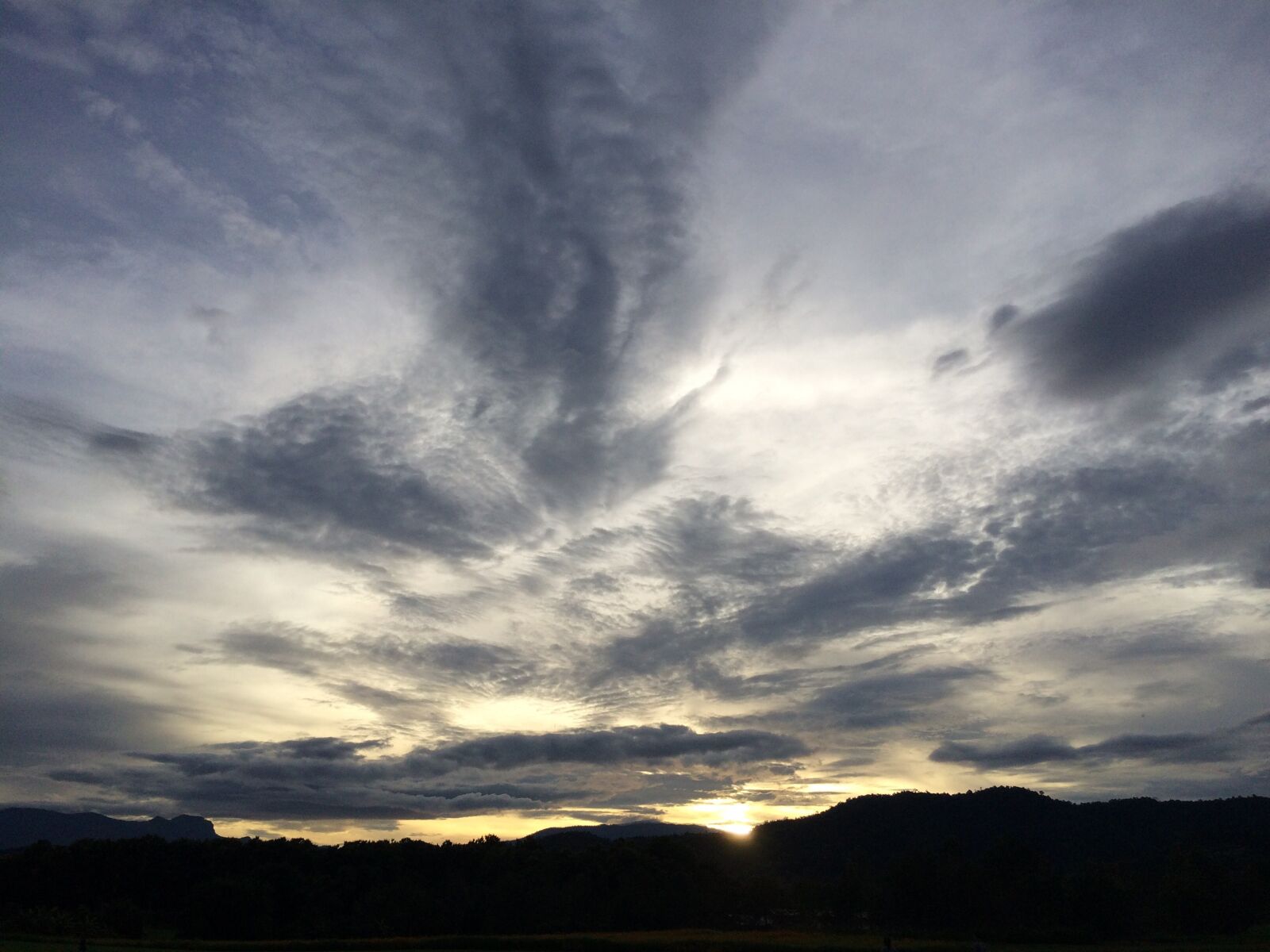 iPhone 5s back camera 4.15mm f/2.2 sample photo. Sky, mountains, sun photography