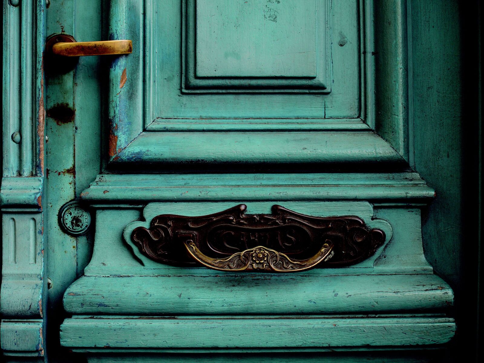 Olympus E-410 (EVOLT E-410) sample photo. Old door, mail letters photography