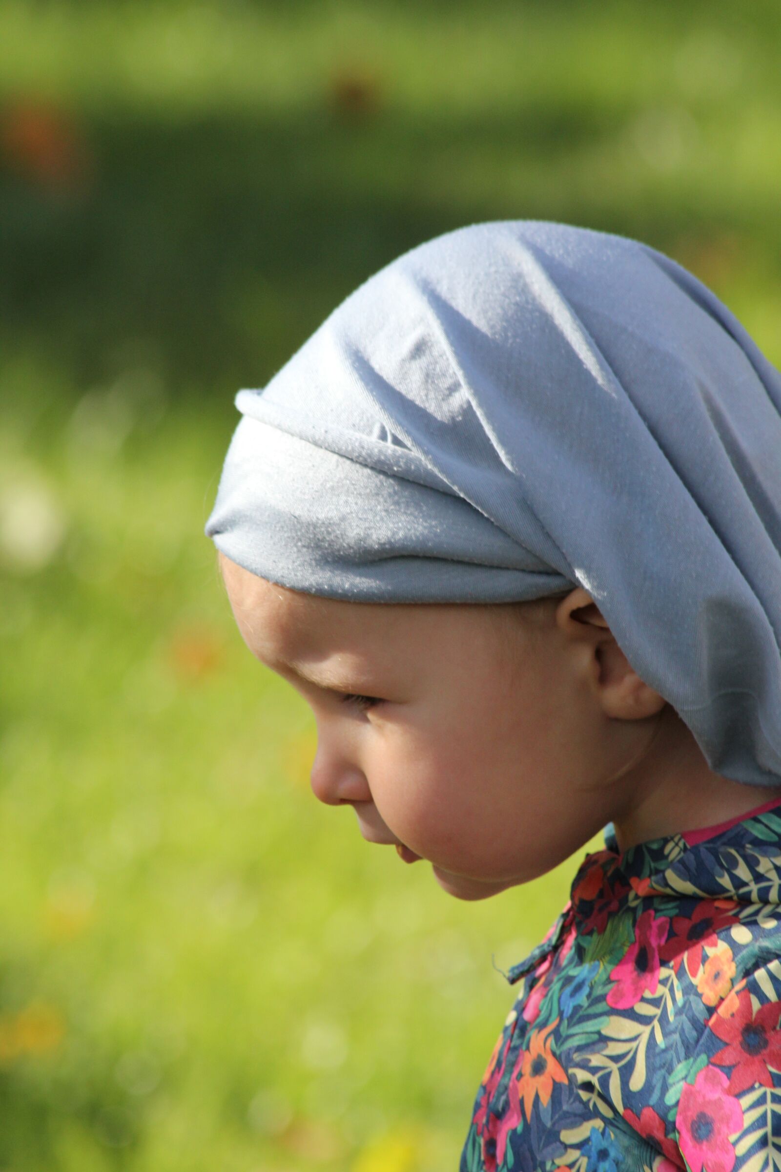 Canon EOS 550D (EOS Rebel T2i / EOS Kiss X4) sample photo. Child, girl, scarf photography