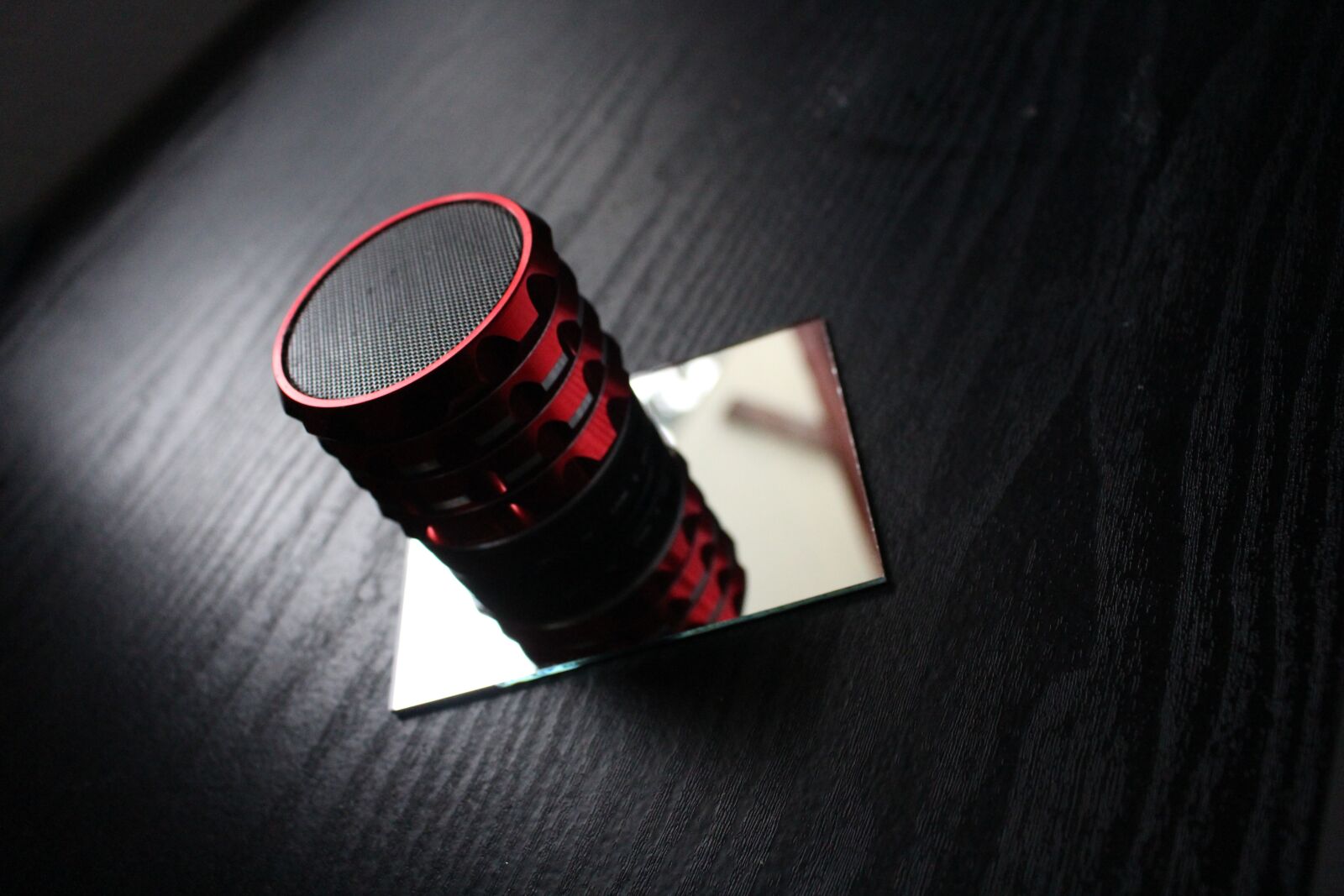 Canon EOS 700D (EOS Rebel T5i / EOS Kiss X7i) sample photo. Mirror, speaker, illusion photography