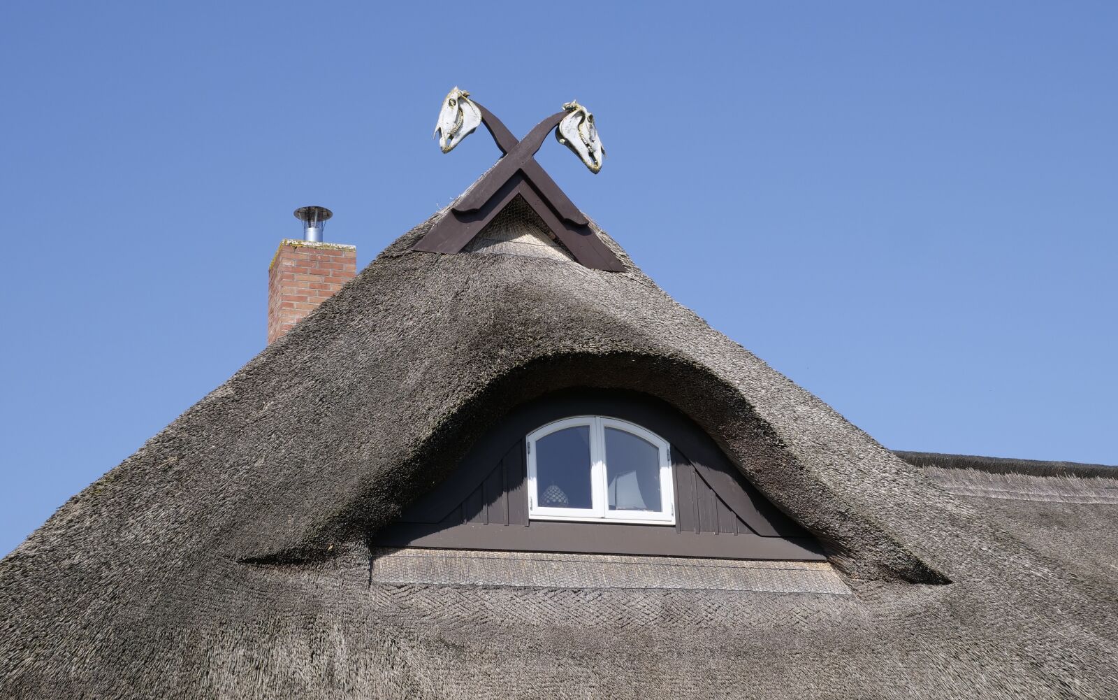 Panasonic Lumix DC-G9 sample photo. House, housetop, thatched roof photography