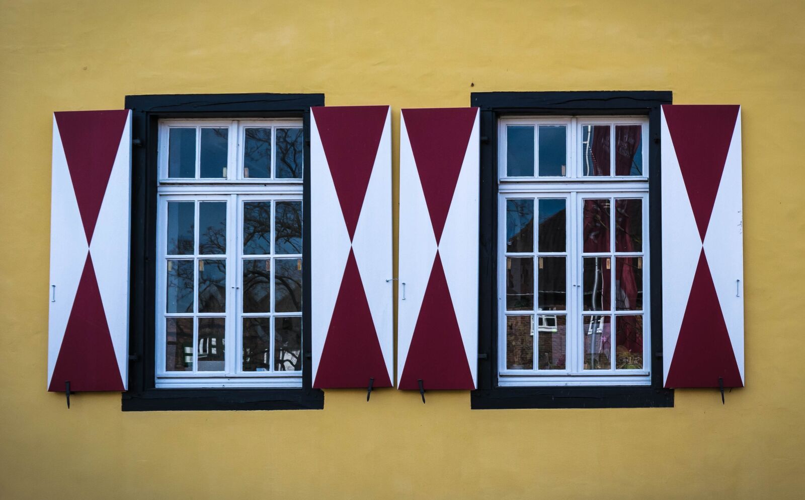 Nikon D3300 sample photo. Window, shutter, protection photography