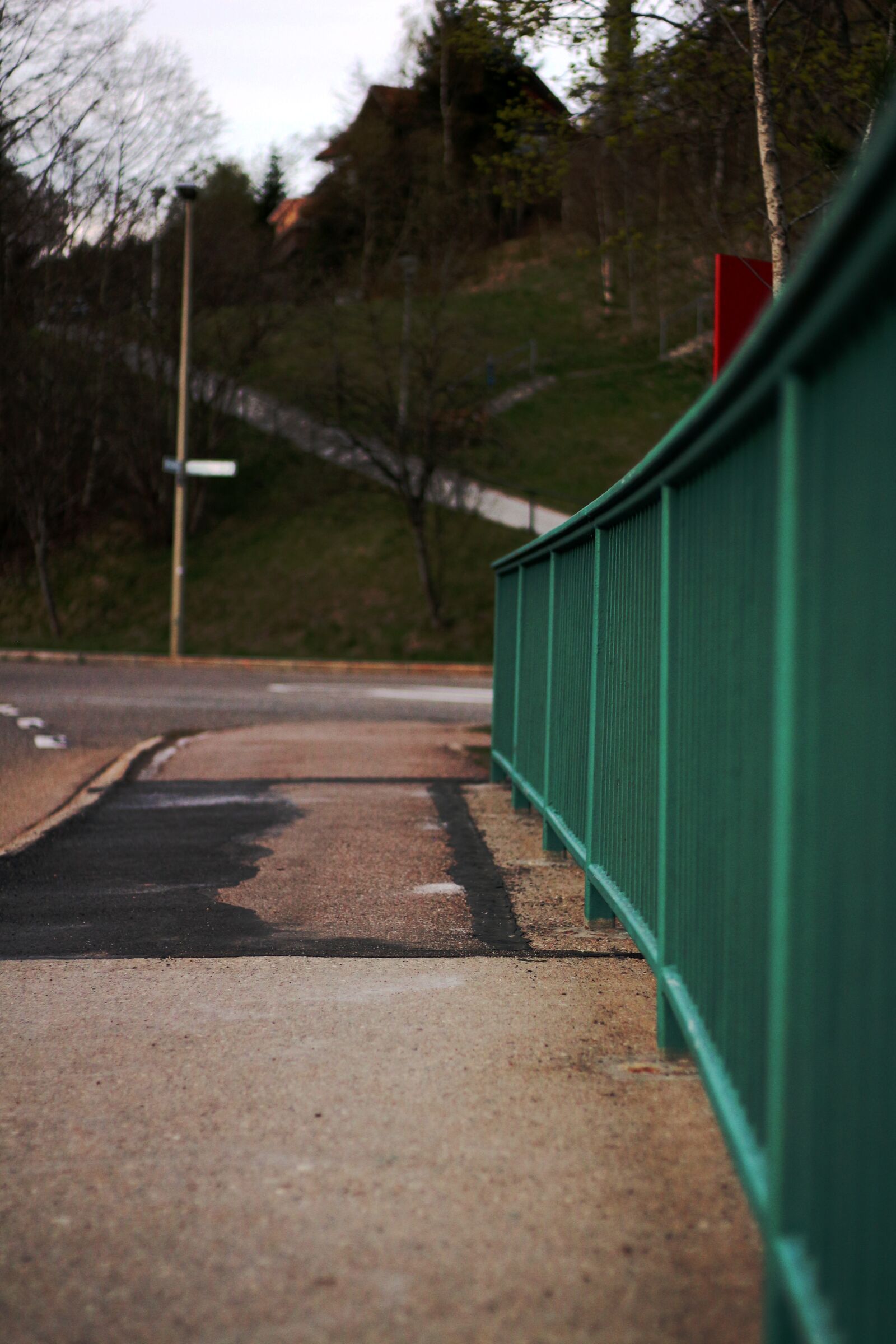 Canon EOS 650D (EOS Rebel T4i / EOS Kiss X6i) + Canon EF 50mm F1.8 STM sample photo. Street, urban, fence photography