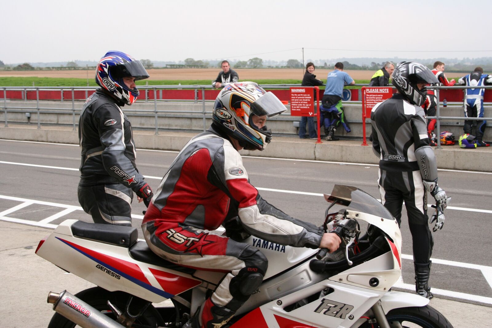 Canon EOS 350D (EOS Digital Rebel XT / EOS Kiss Digital N) sample photo. Motorbike, race, waiting photography