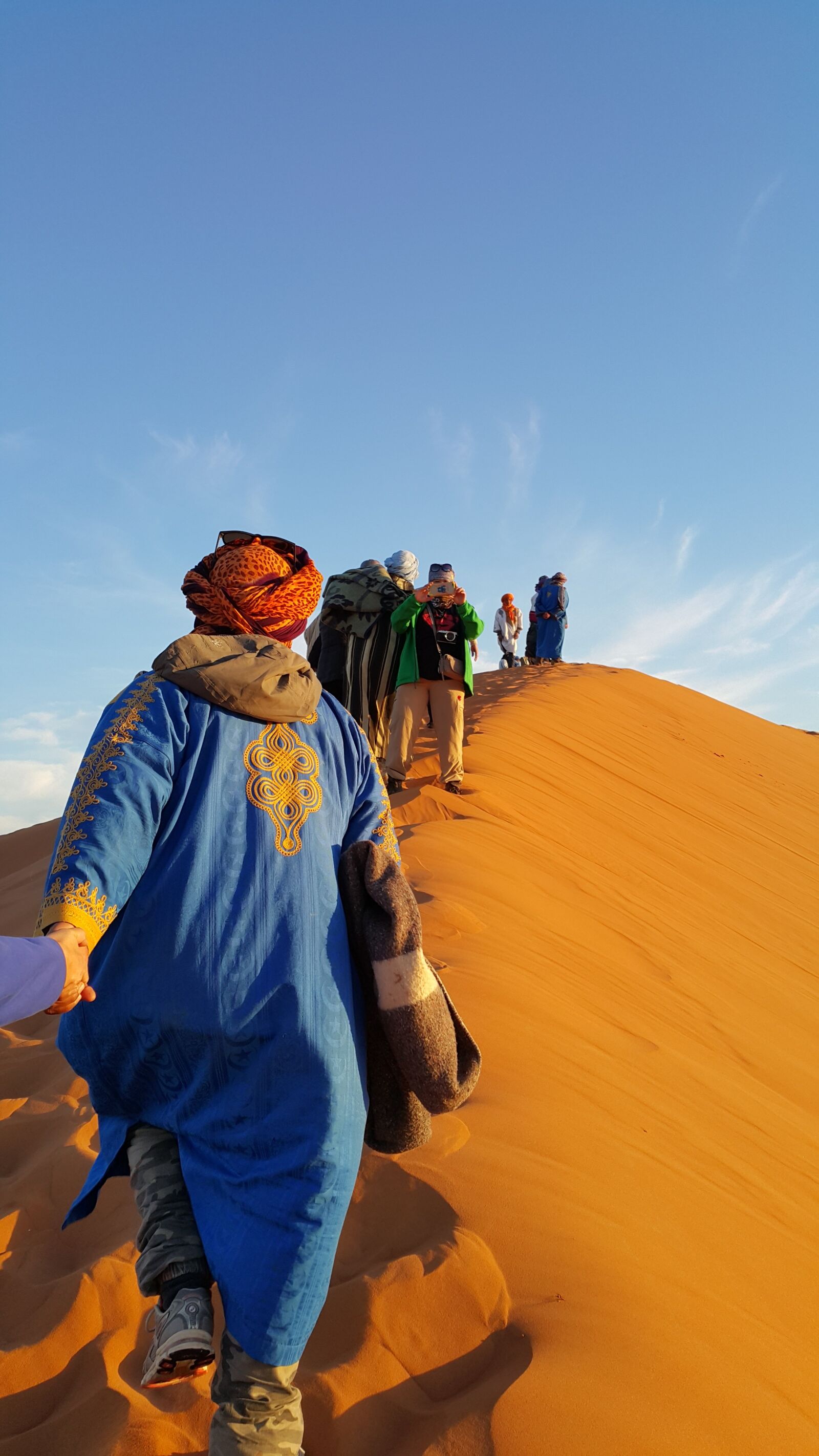 Samsung Galaxy Note4 sample photo. Helping hand, golden sands photography