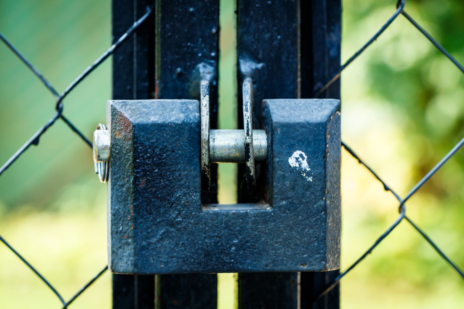 Canon EF-S 18-135mm F3.5-5.6 IS USM sample photo. Padlock, gate, closed photography