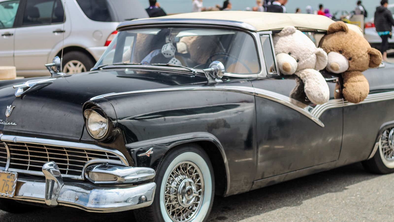Canon EOS 1300D (EOS Rebel T6 / EOS Kiss X80) sample photo. Stuffed animals, classic car photography