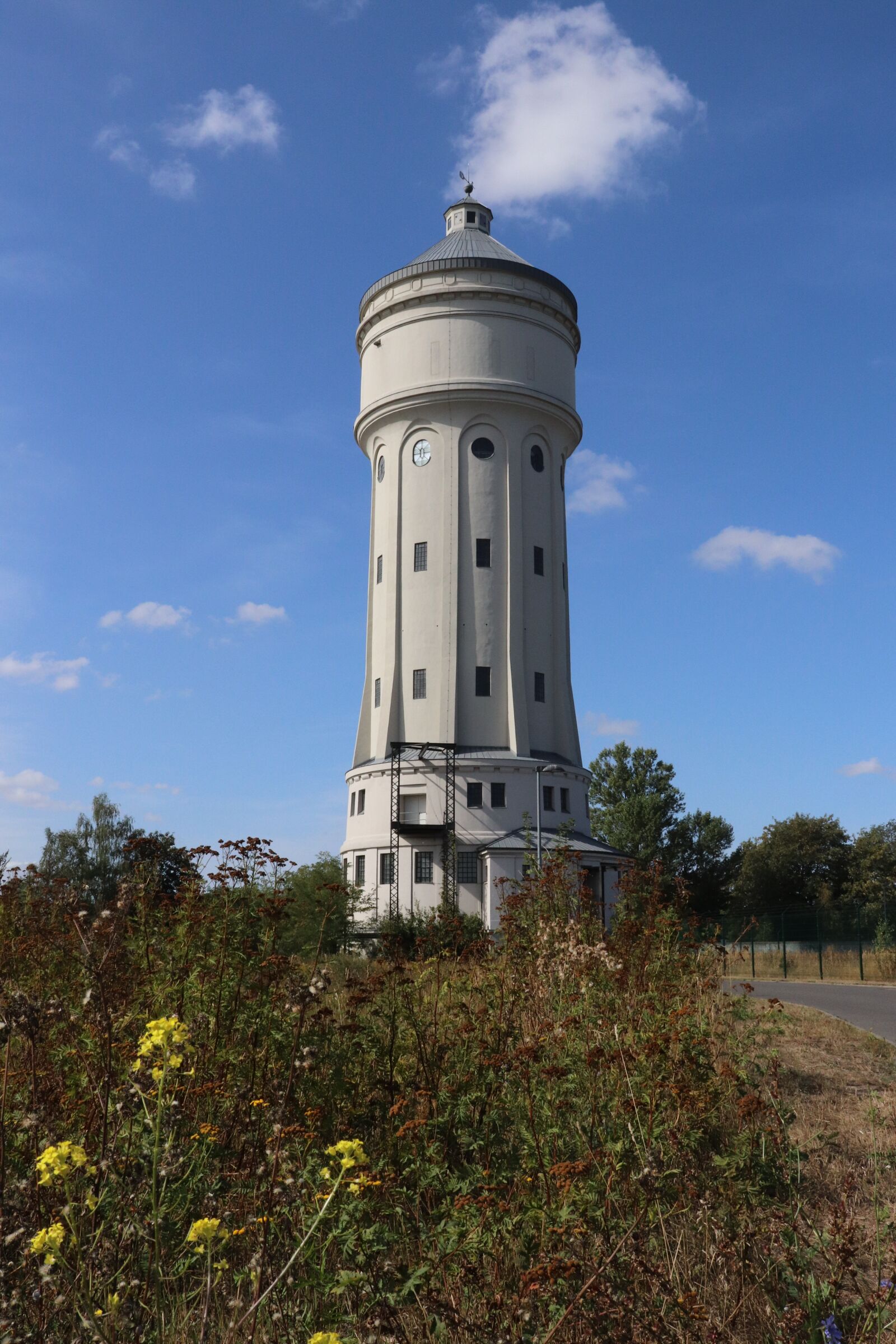 Canon EOS 200D (EOS Rebel SL2 / EOS Kiss X9) sample photo. Tower, clouds, architecture photography