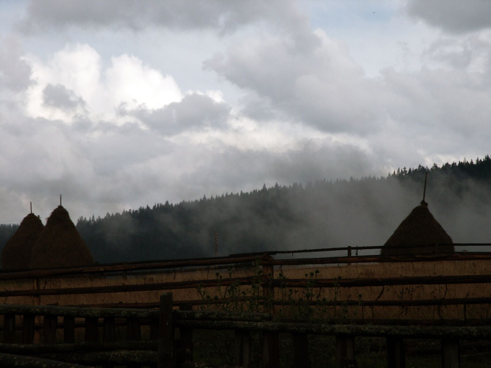 KONICA MINOLTA DiMAGE S304 sample photo. Clouds, village, nature photography