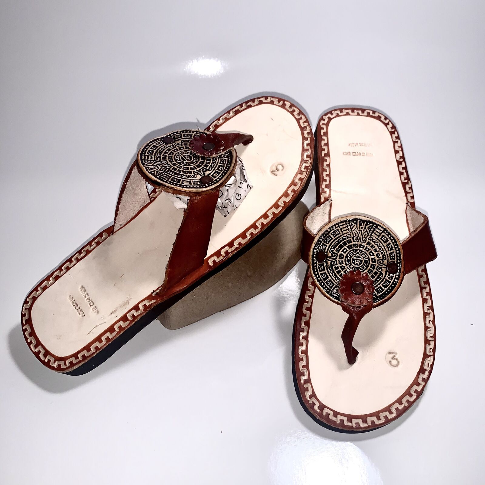 Apple iPhone XR sample photo. Huaraches, zapatos, moda photography