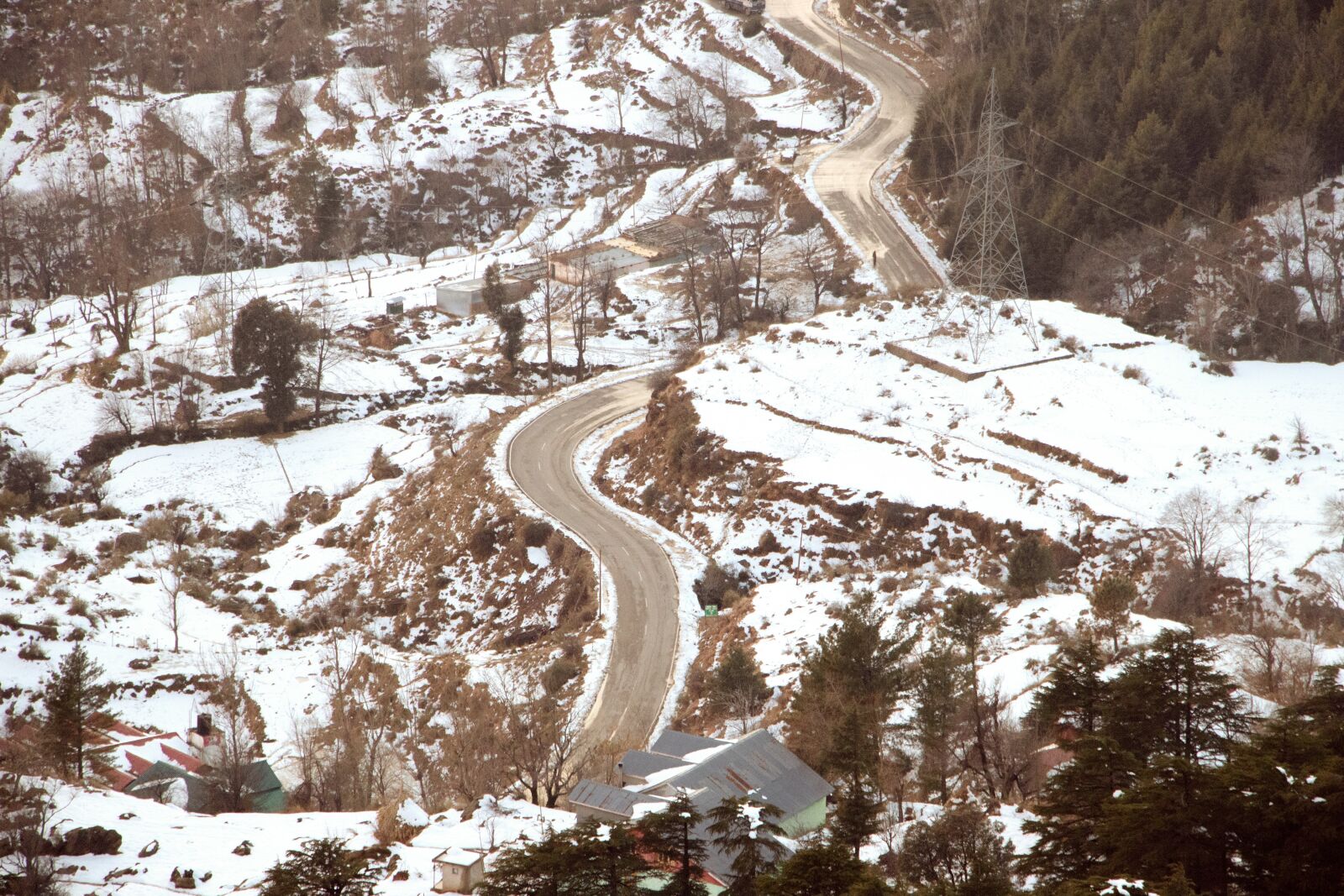 Canon EOS 200D (EOS Rebel SL2 / EOS Kiss X9) sample photo. Road, snow, village hill photography