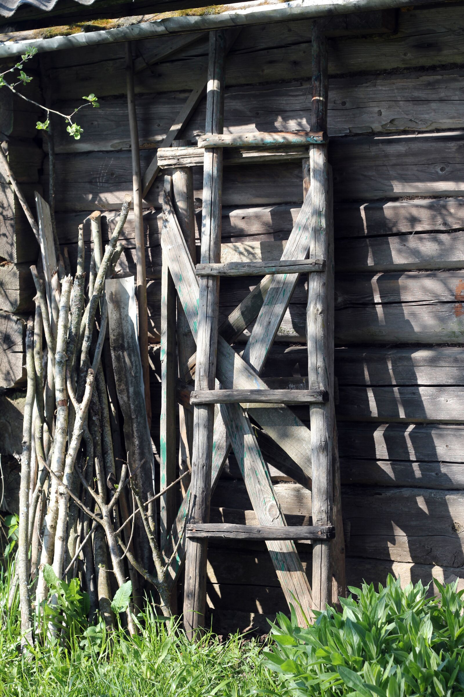 Canon EOS 600D (Rebel EOS T3i / EOS Kiss X5) + Canon EF 50mm F1.8 II sample photo. Ladder, wood, village photography