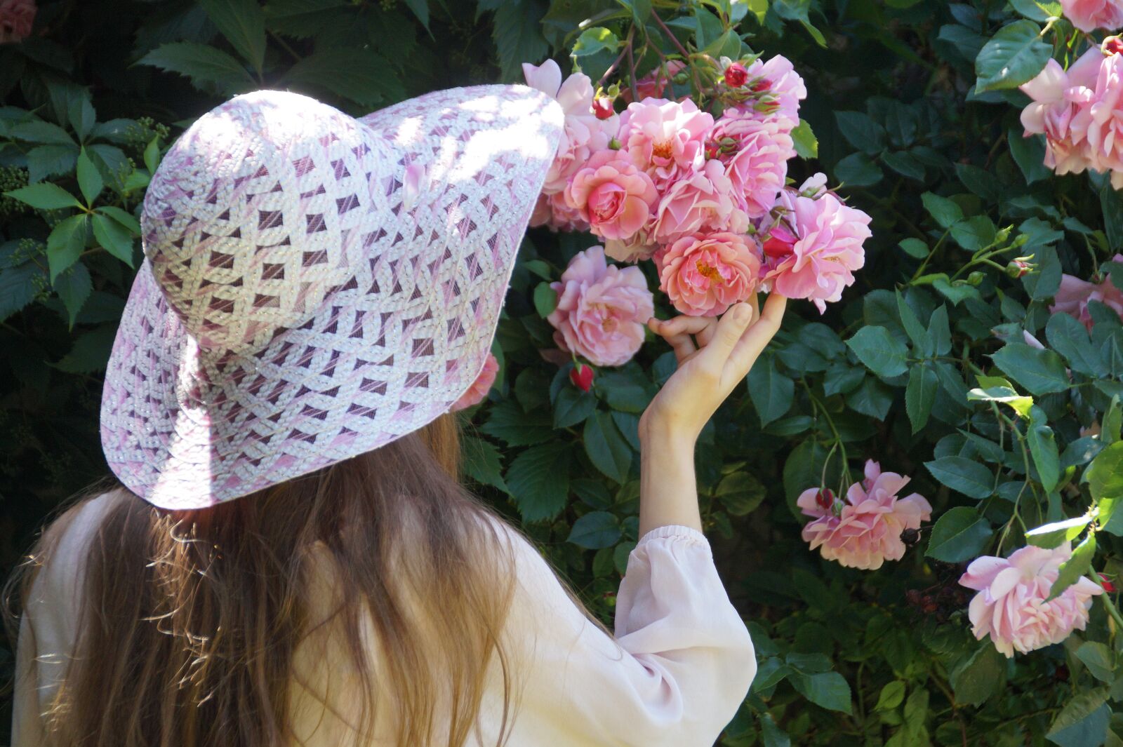 Sony SLT-A58 sample photo. Girl, hat, pink photography