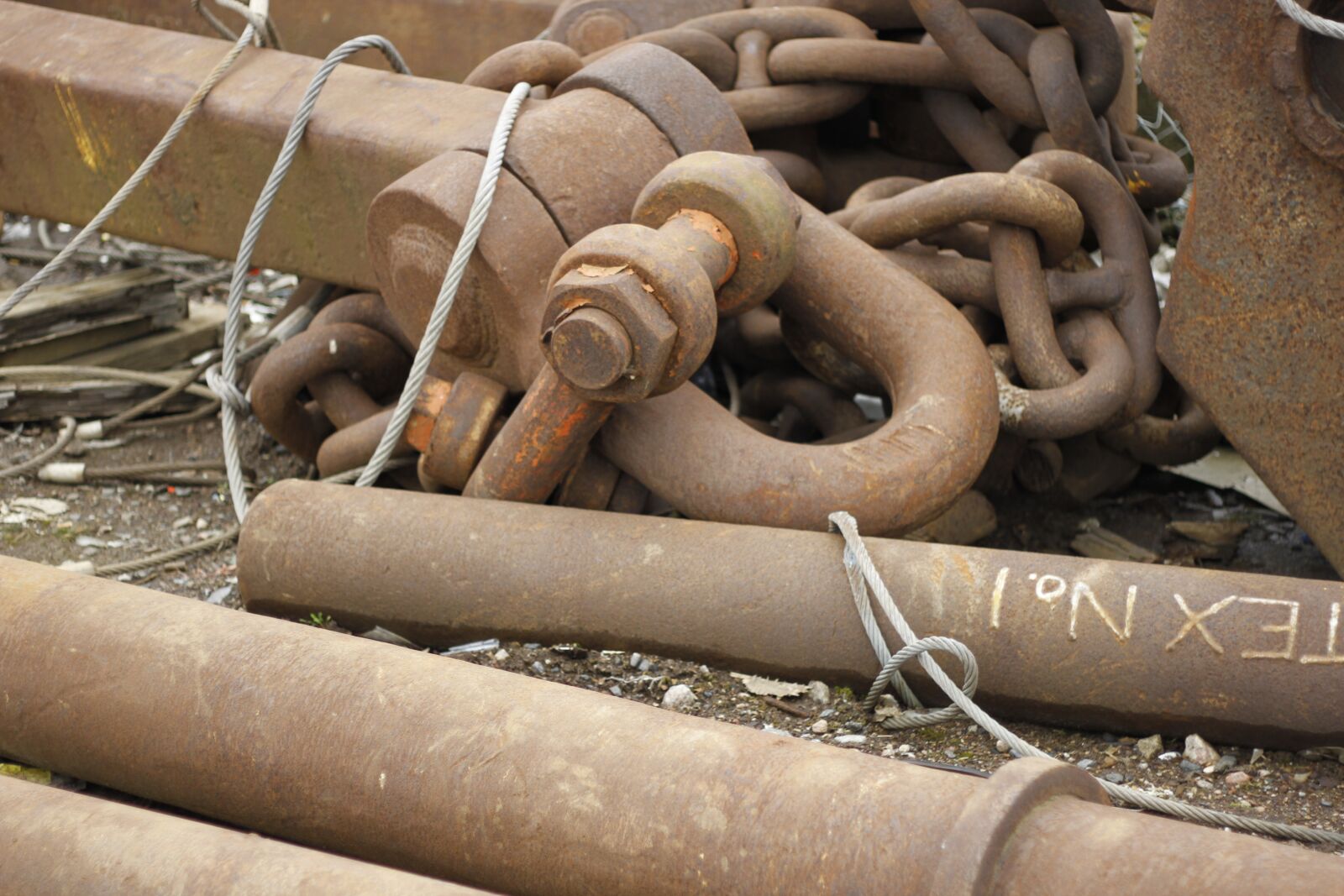 Canon EOS 7D sample photo. Rust, chains, metal photography