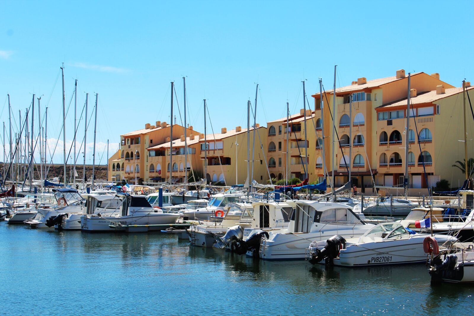 Canon EOS 1200D (EOS Rebel T5 / EOS Kiss X70 / EOS Hi) sample photo. Marina, boats, sea photography