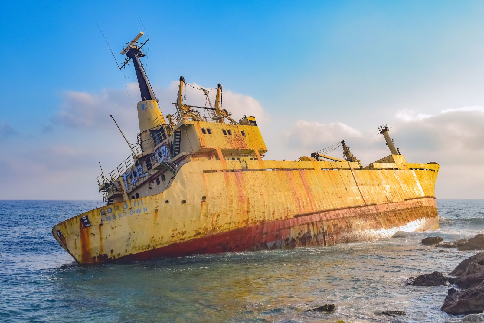 Nikon D3300 sample photo. Shipwreck, rocky coast, sea photography
