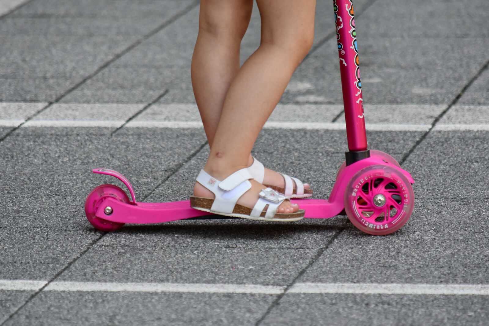 Nikon D5500 sample photo. Legs, pavement, pinkish, toy photography