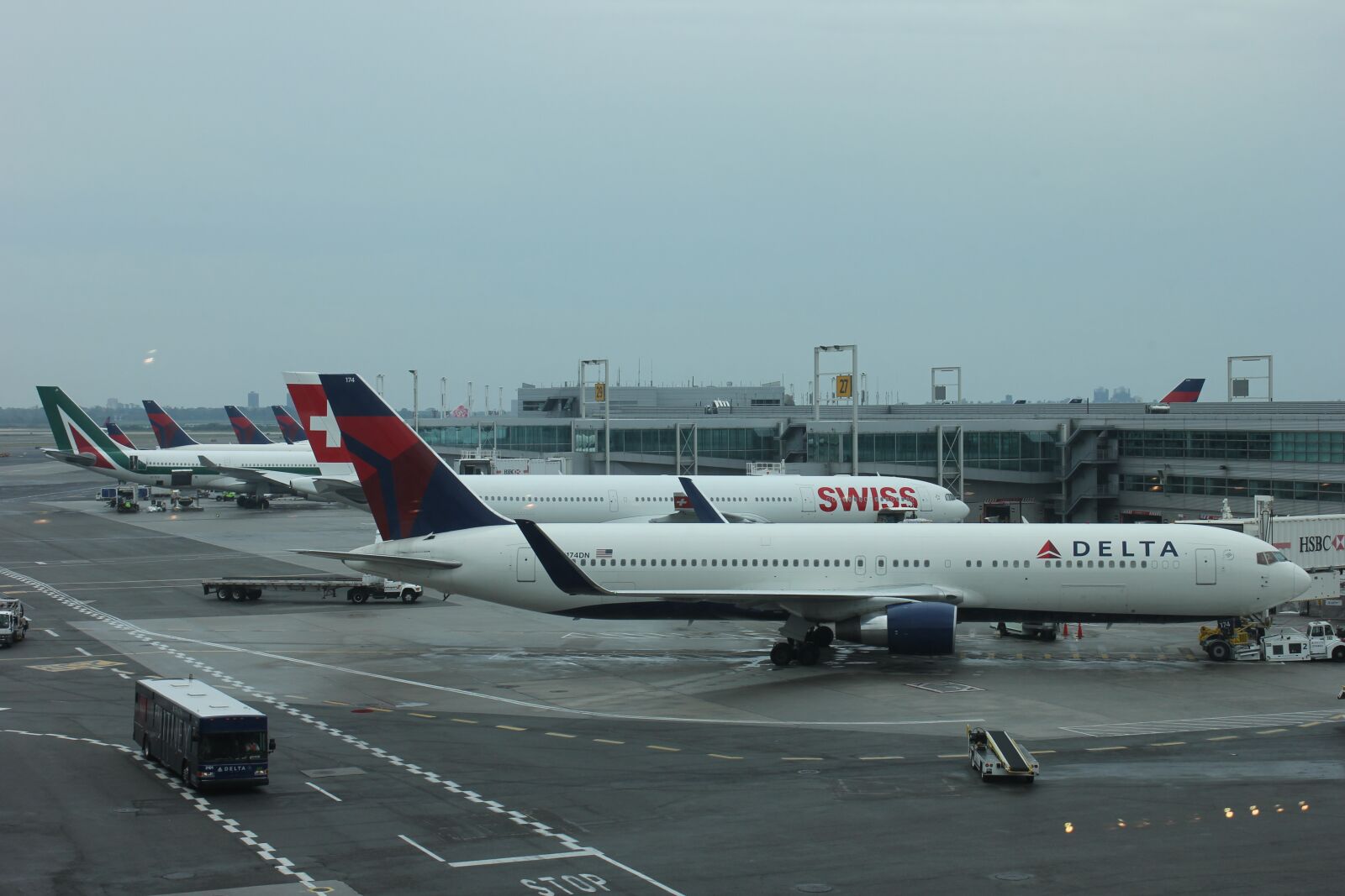 Canon EOS 60D sample photo. Jets, plane, airport photography