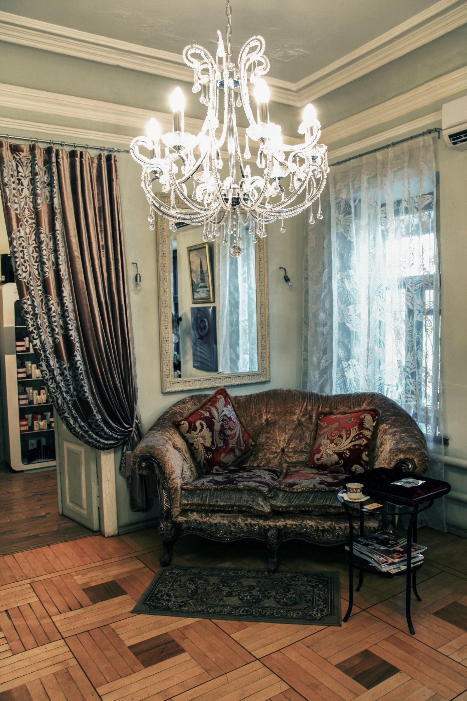 Canon EOS 5D Mark II sample photo. Interior, sofa, chandelier photography