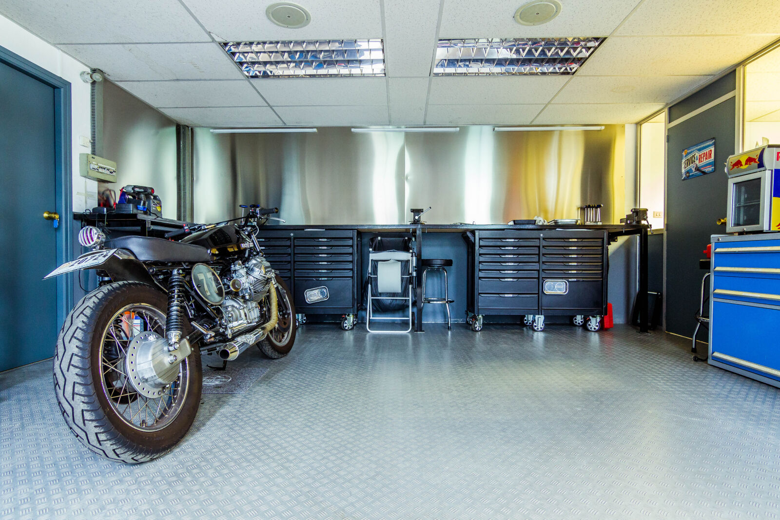 Canon EOS 600D (Rebel EOS T3i / EOS Kiss X5) + Tokina AT-X Pro 11-16mm F2.8 DX sample photo. Atelier, clean, garage, guzzi photography