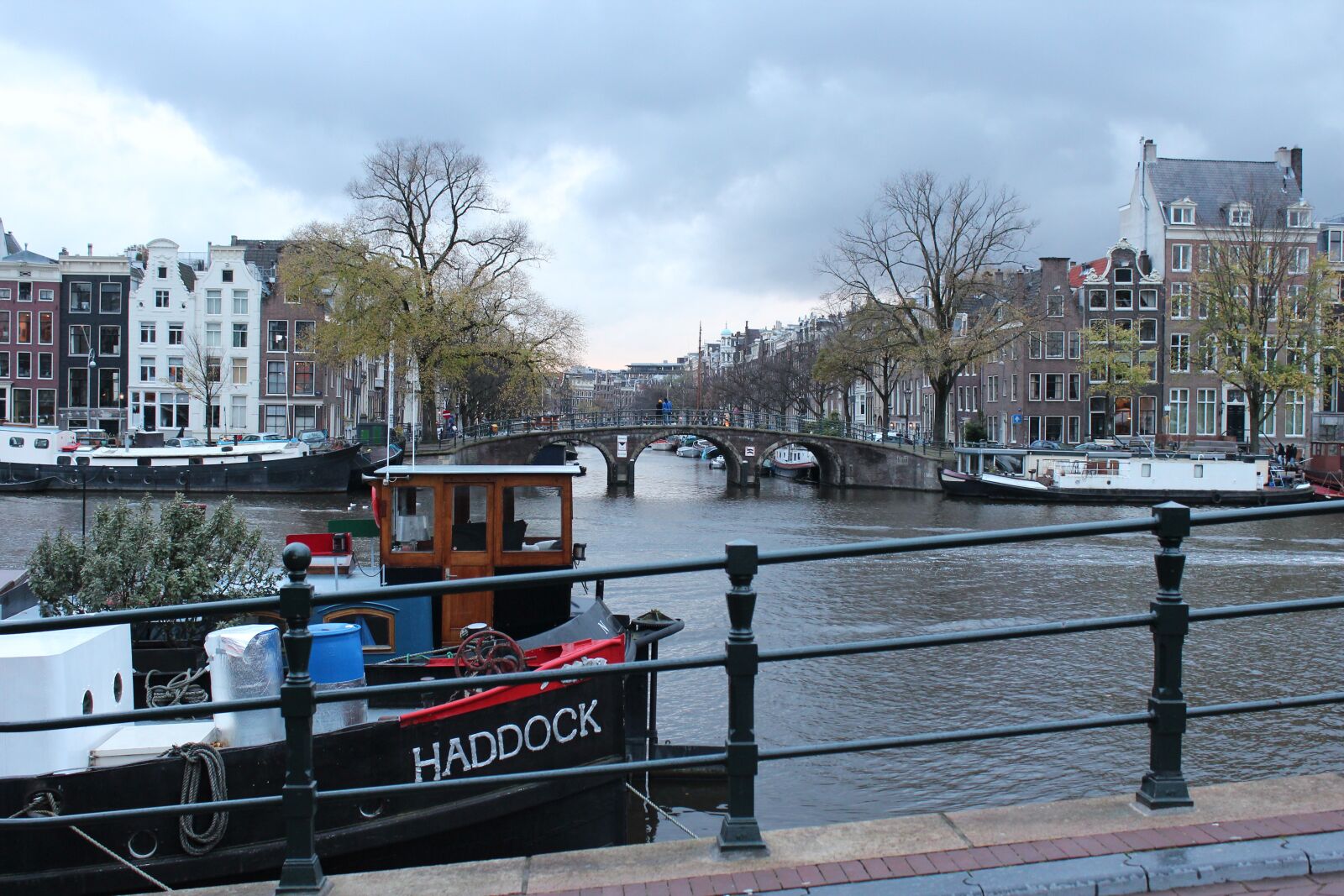Canon EOS 600D (Rebel EOS T3i / EOS Kiss X5) sample photo. Amsterdam, channels, boat photography