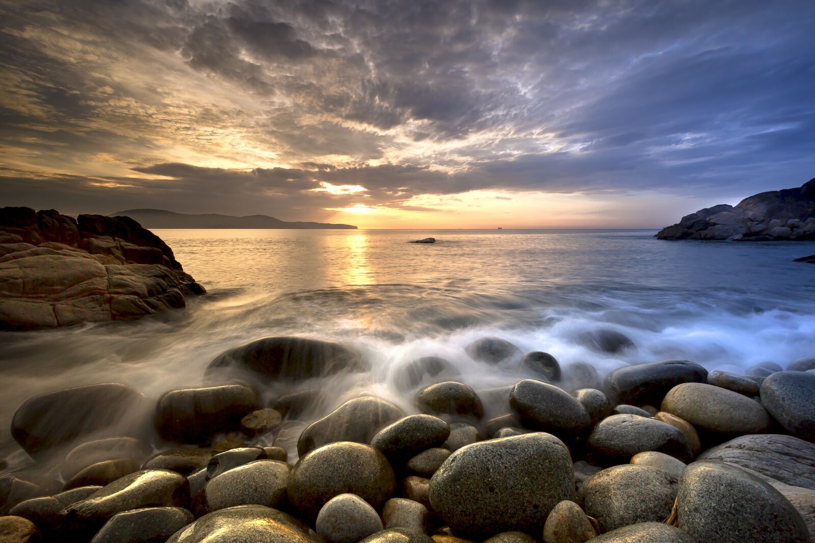 Canon EF 16-35mm F4L IS USM sample photo. The beach, gravel, the photography